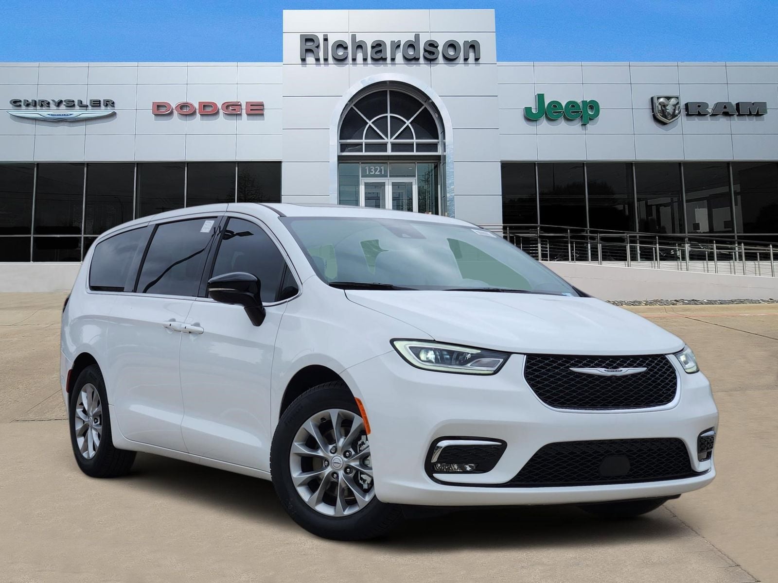 2026 Chrysler Pacifica Limited's photo