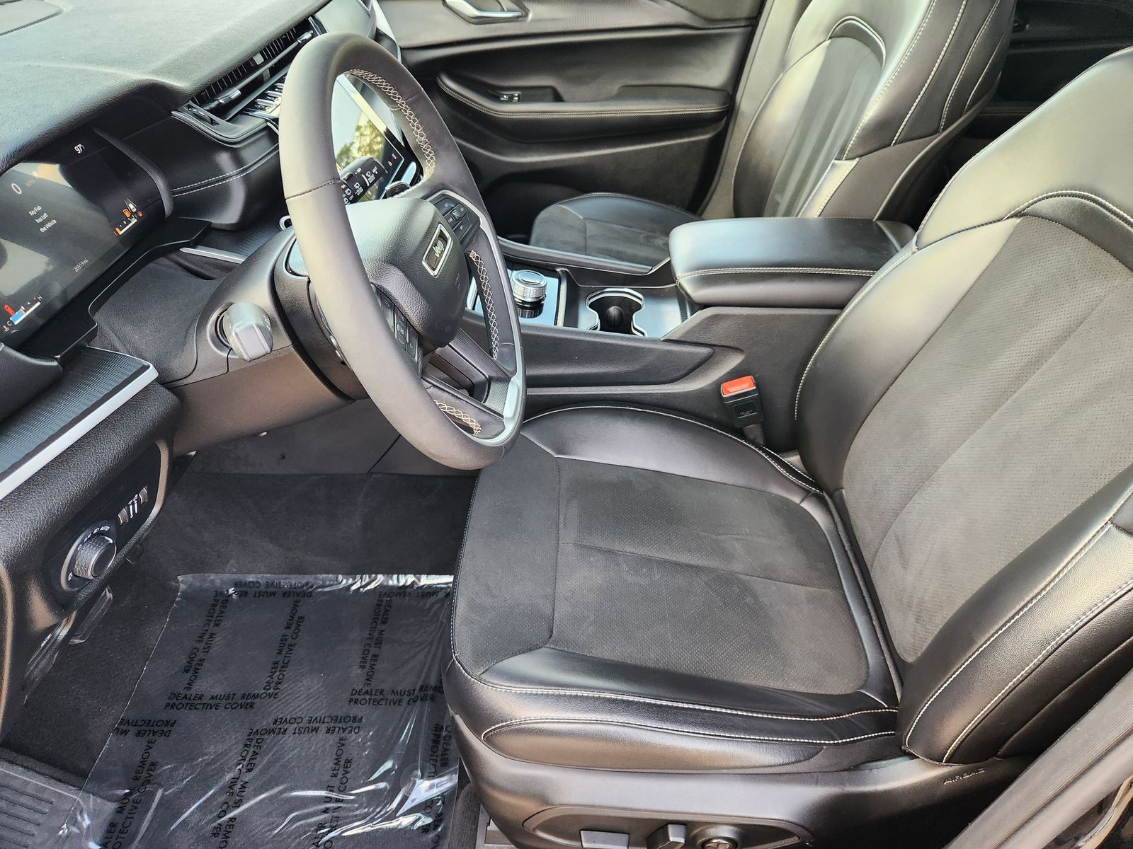 Used 2025 Diamond Black Crystal Pearlcoat Jeep Laredo image 19