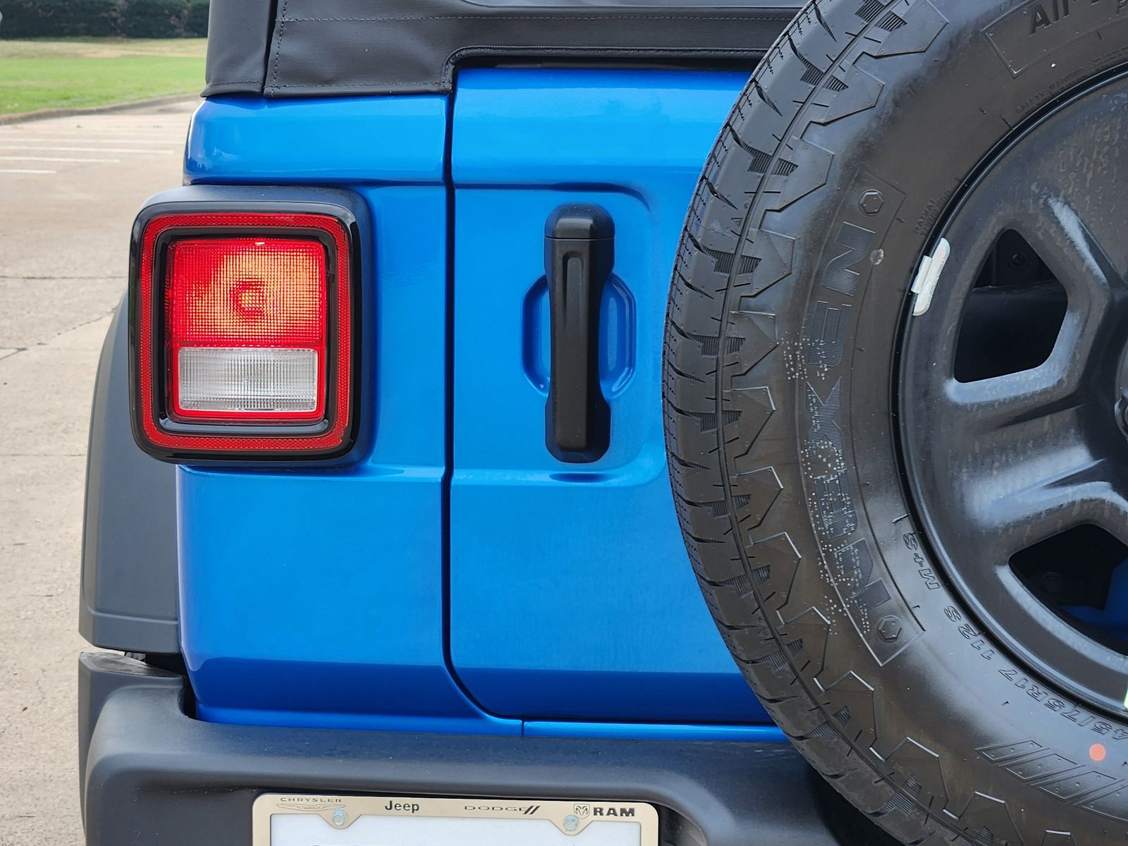 New 2026 Hydro Blue Pearlcoat Jeep 2-DOOR SPORT image 15