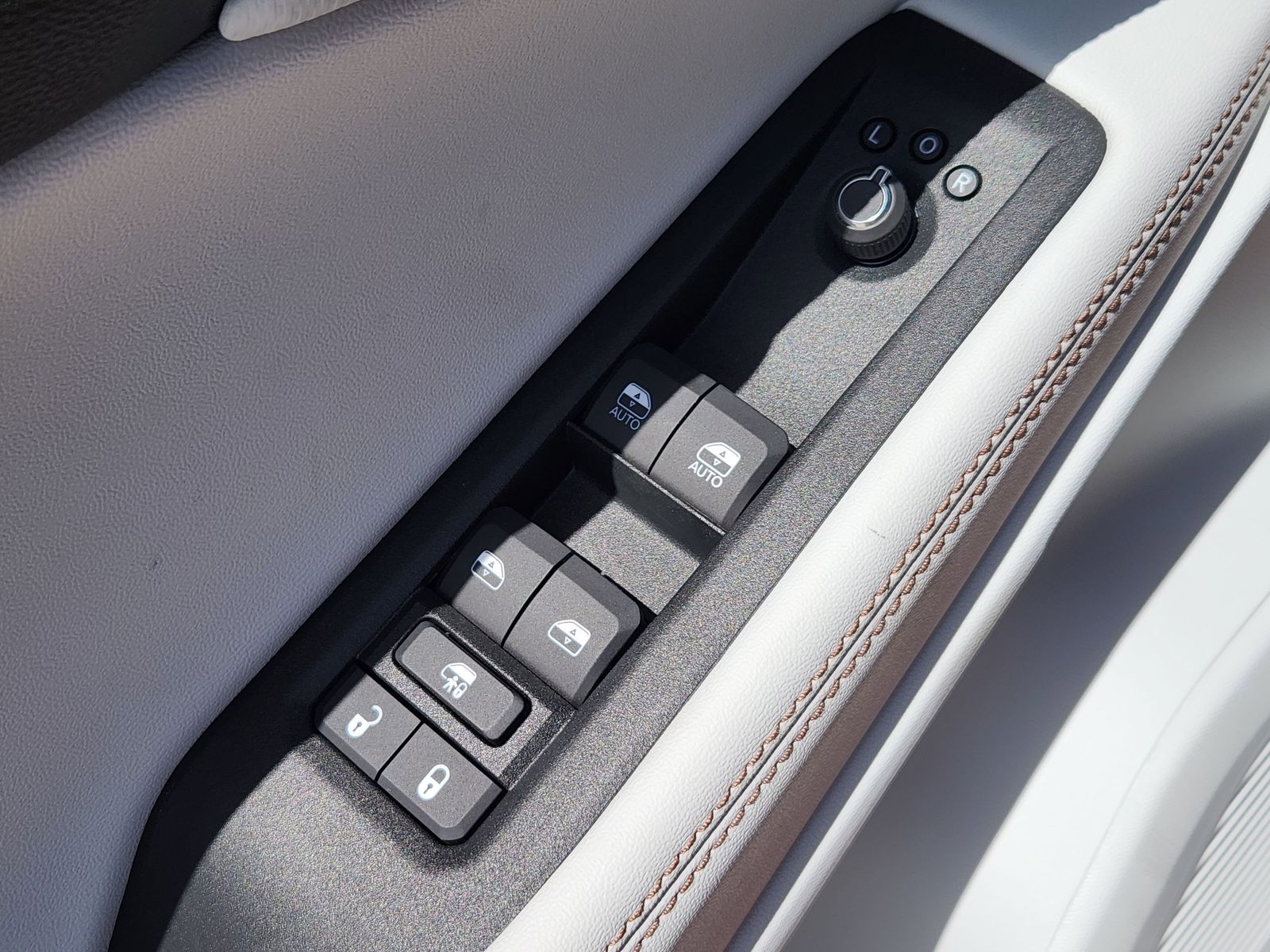 New 2026 Red Hot Pearlcoat Jeep LIMITED 4X4 image 33