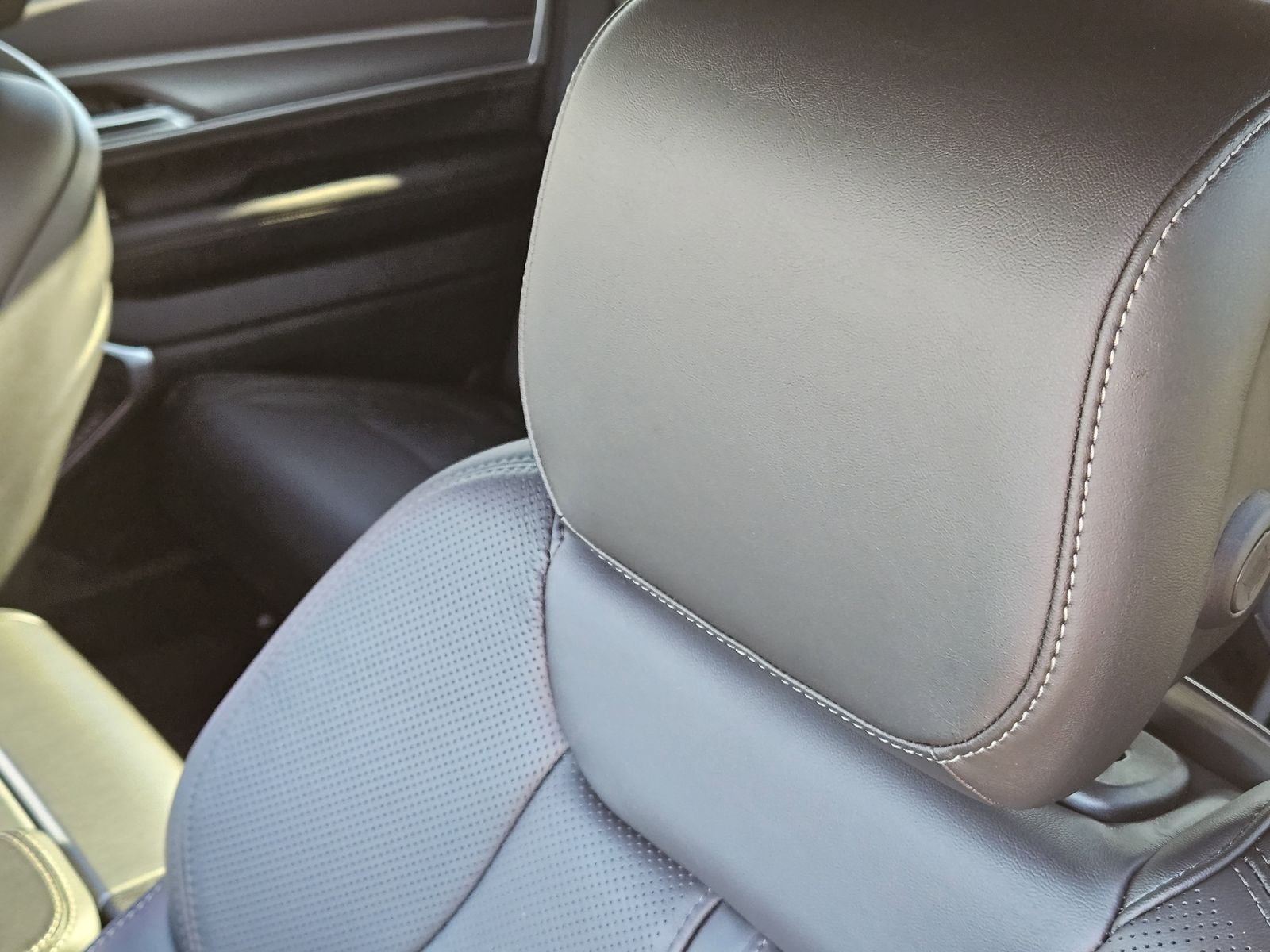 New 2025 Baltic Gray Jeep LIMITED 4X4 image 15