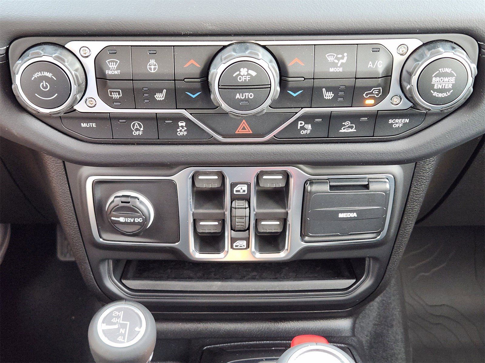 New 2026 Bright White Jeep 4-DOOR SAHARA image 28