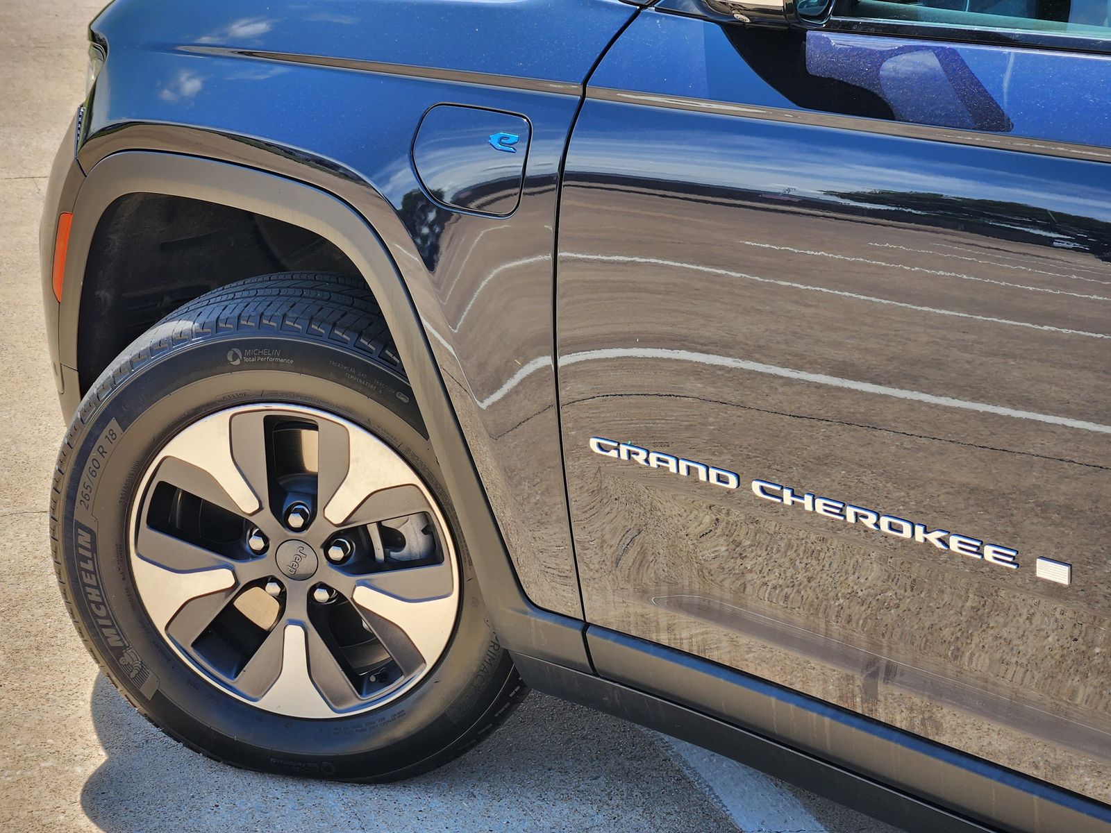 Used 2023 Midnight Sky Jeep Base image 17