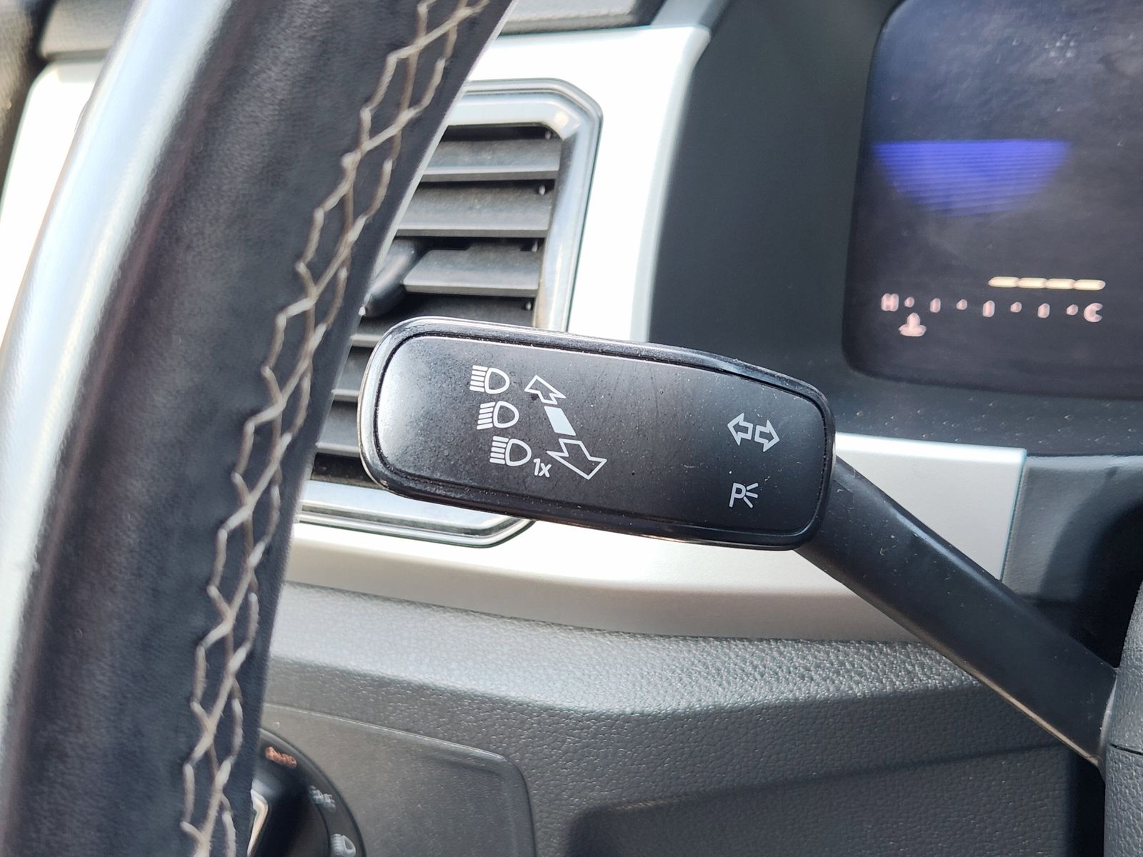 Used 2022 Pure White Volkswagen 2.0T SE w/Technology image 36