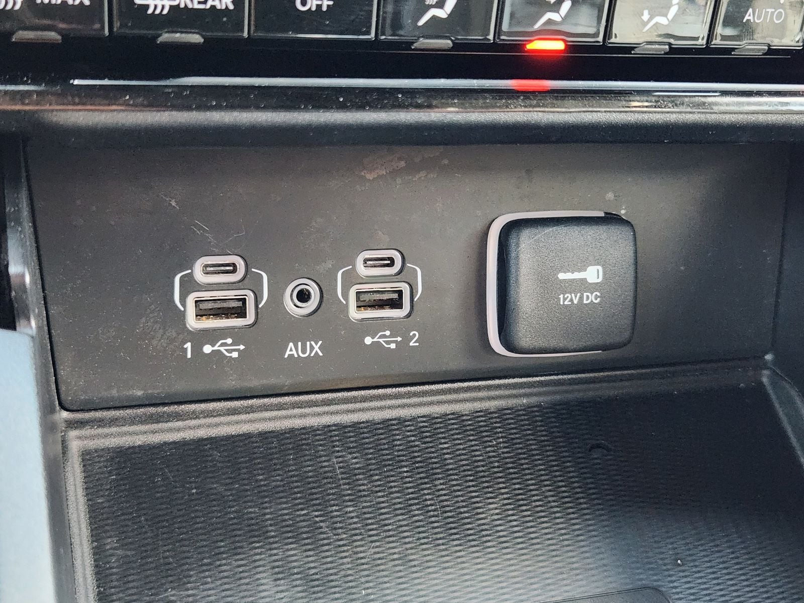 Used 2025 Diamond Black Crystal Pearlcoat Jeep Laredo image 27
