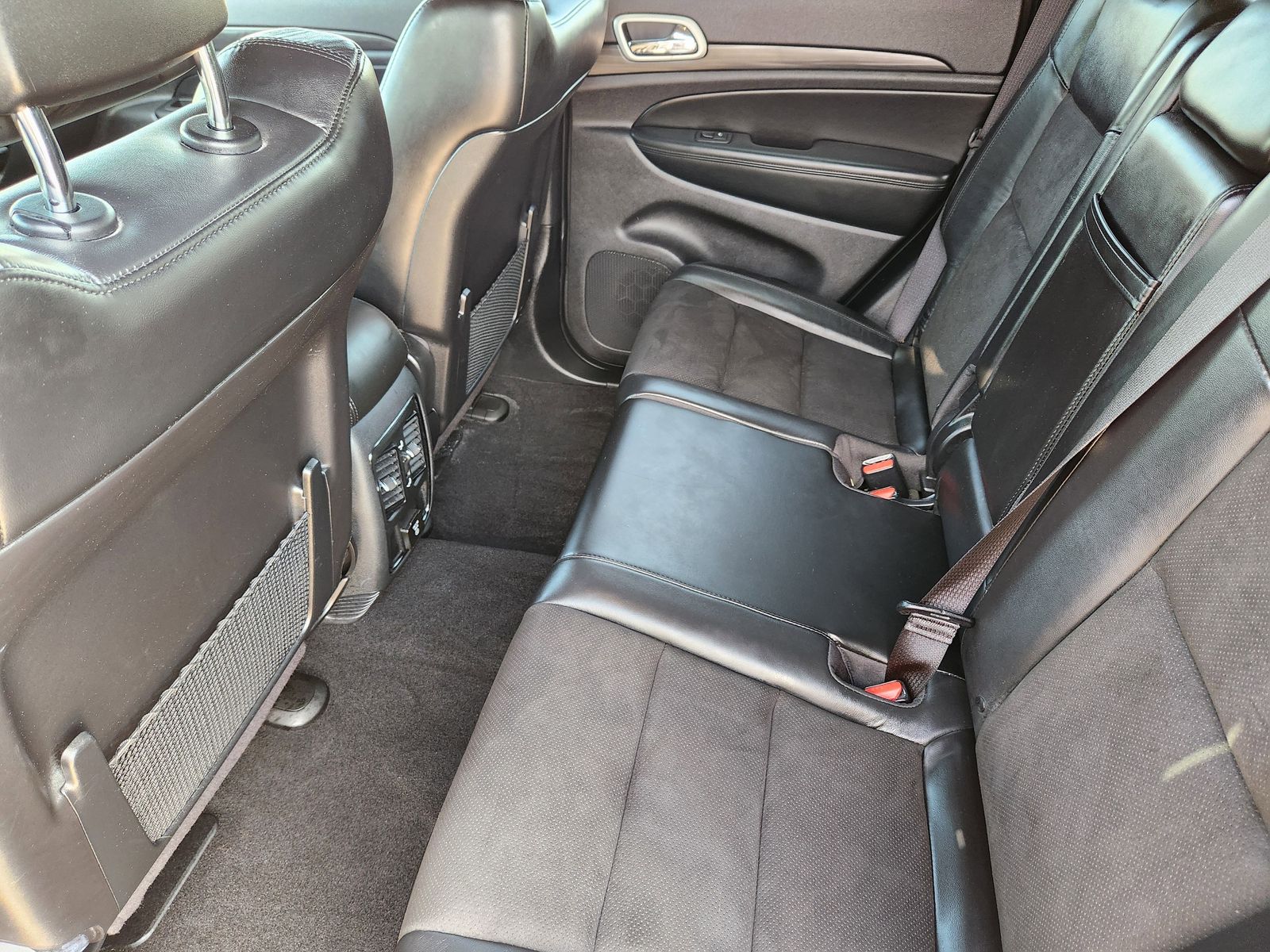 Used 2020 Sting-Gray Clearcoat Jeep Laredo image 40