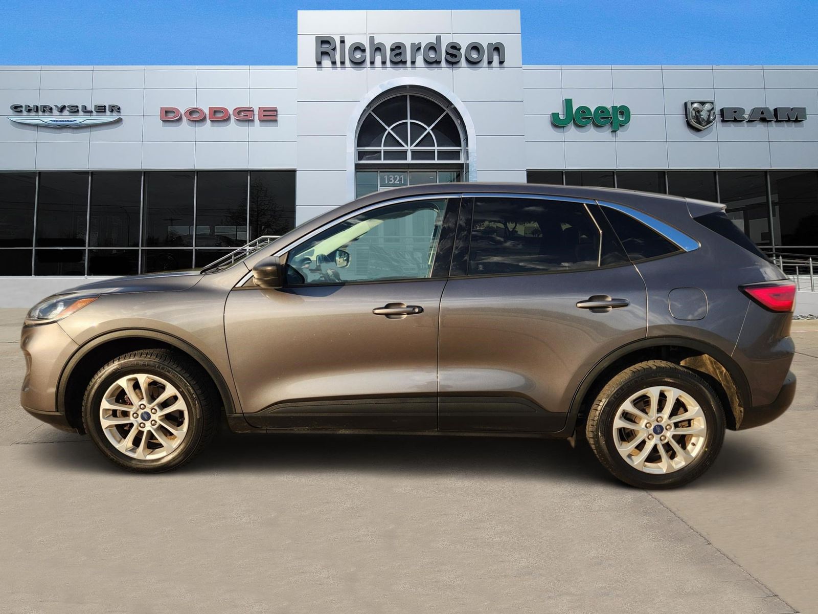 Used 2022 Carbonized Gray Ford SE image 3