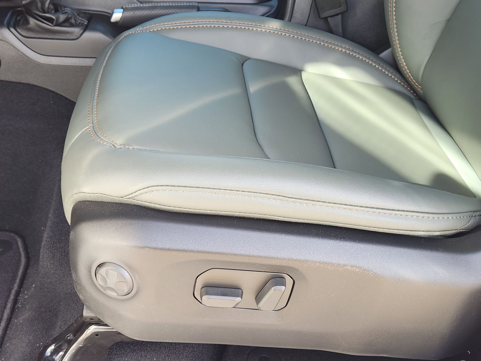 New 2026 Bright White Jeep MOJAVE 4X4 image 26