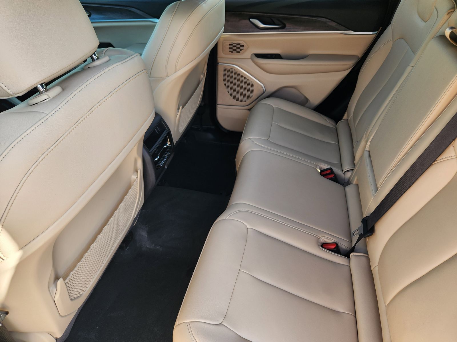 Used 2024 Bright White Jeep Base image 42