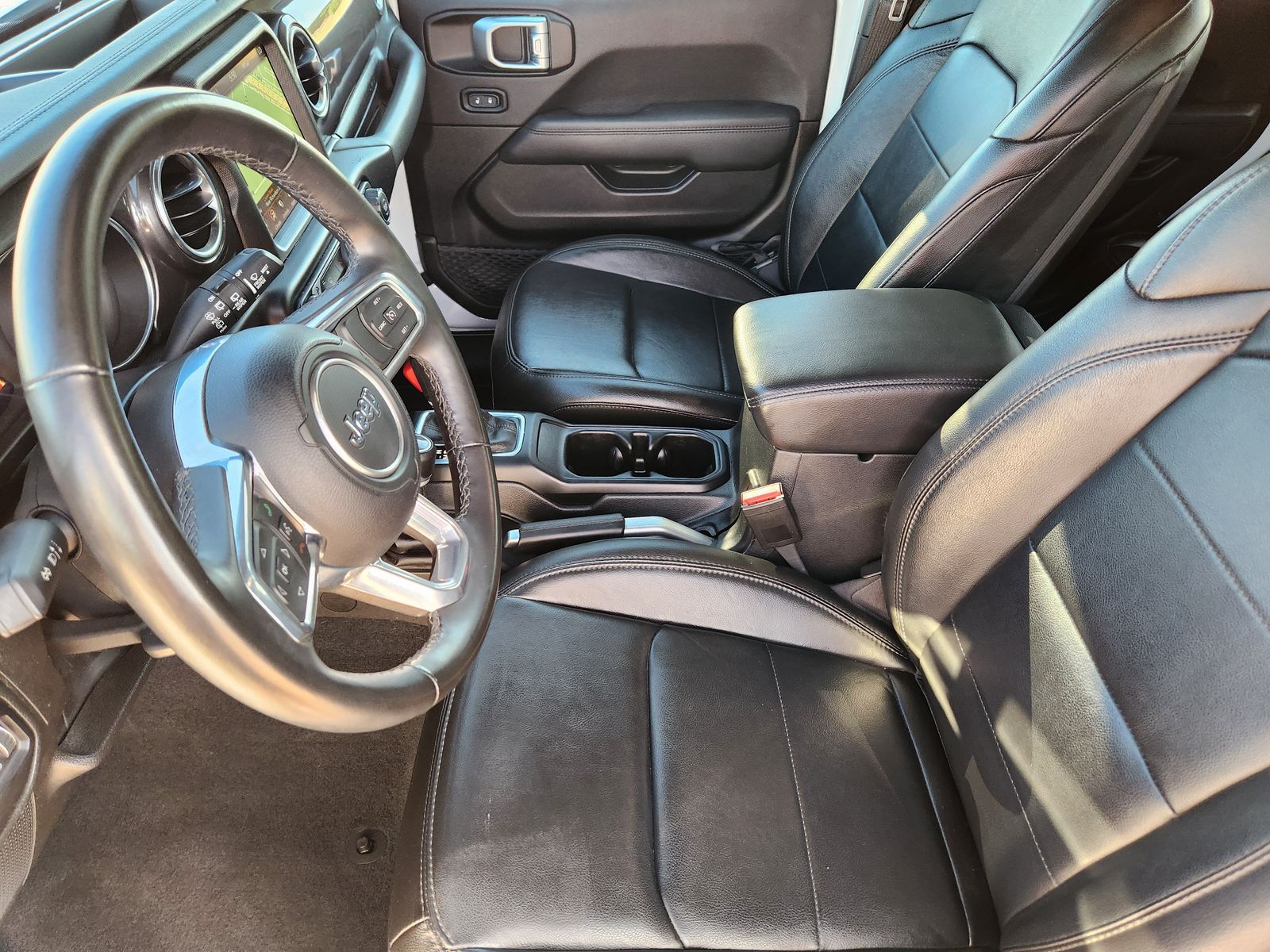 Used 2022 Bright White Jeep Unlimited Sahara image 20