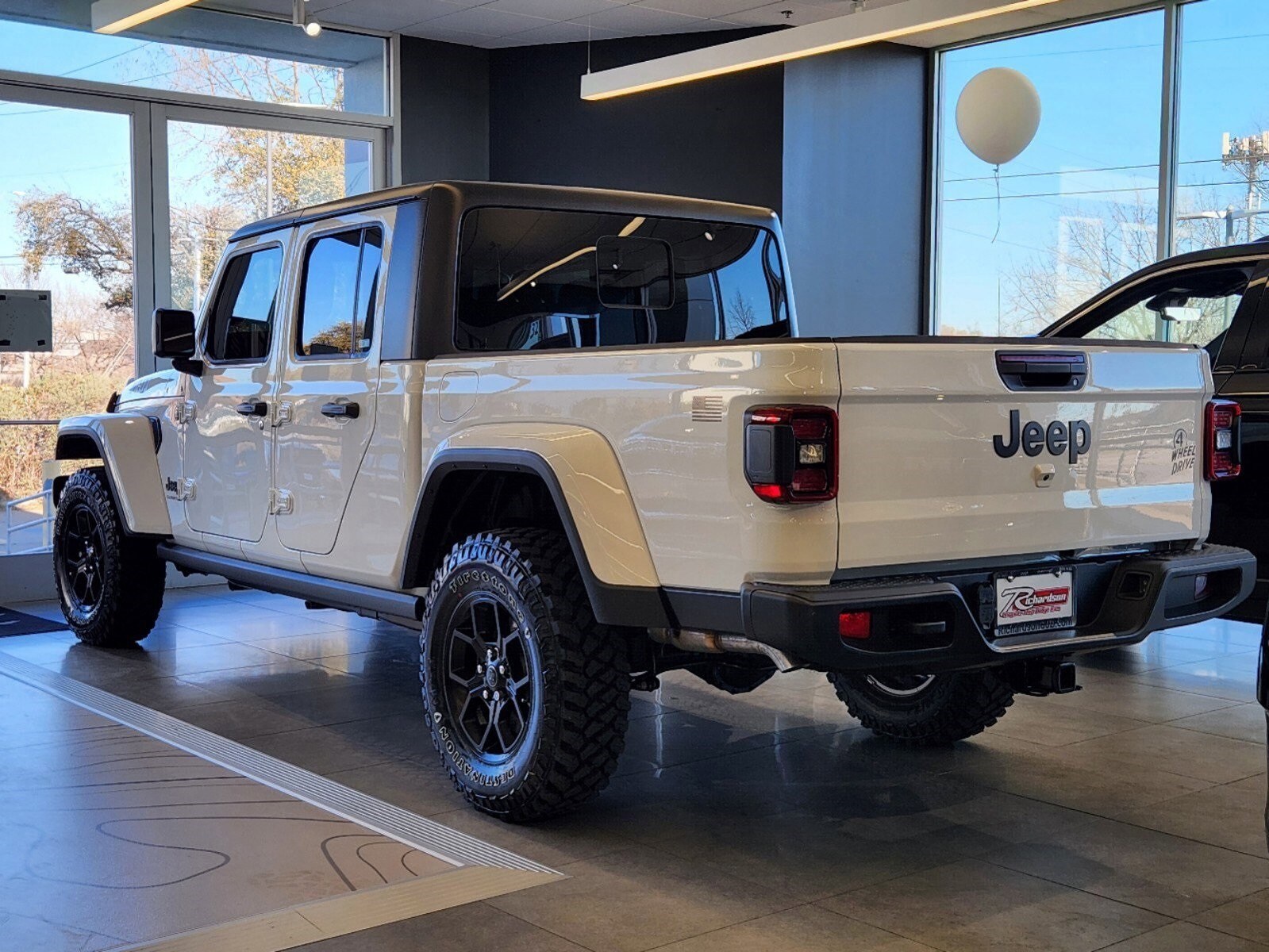 2025 Jeep Gladiator Willys photo 2
