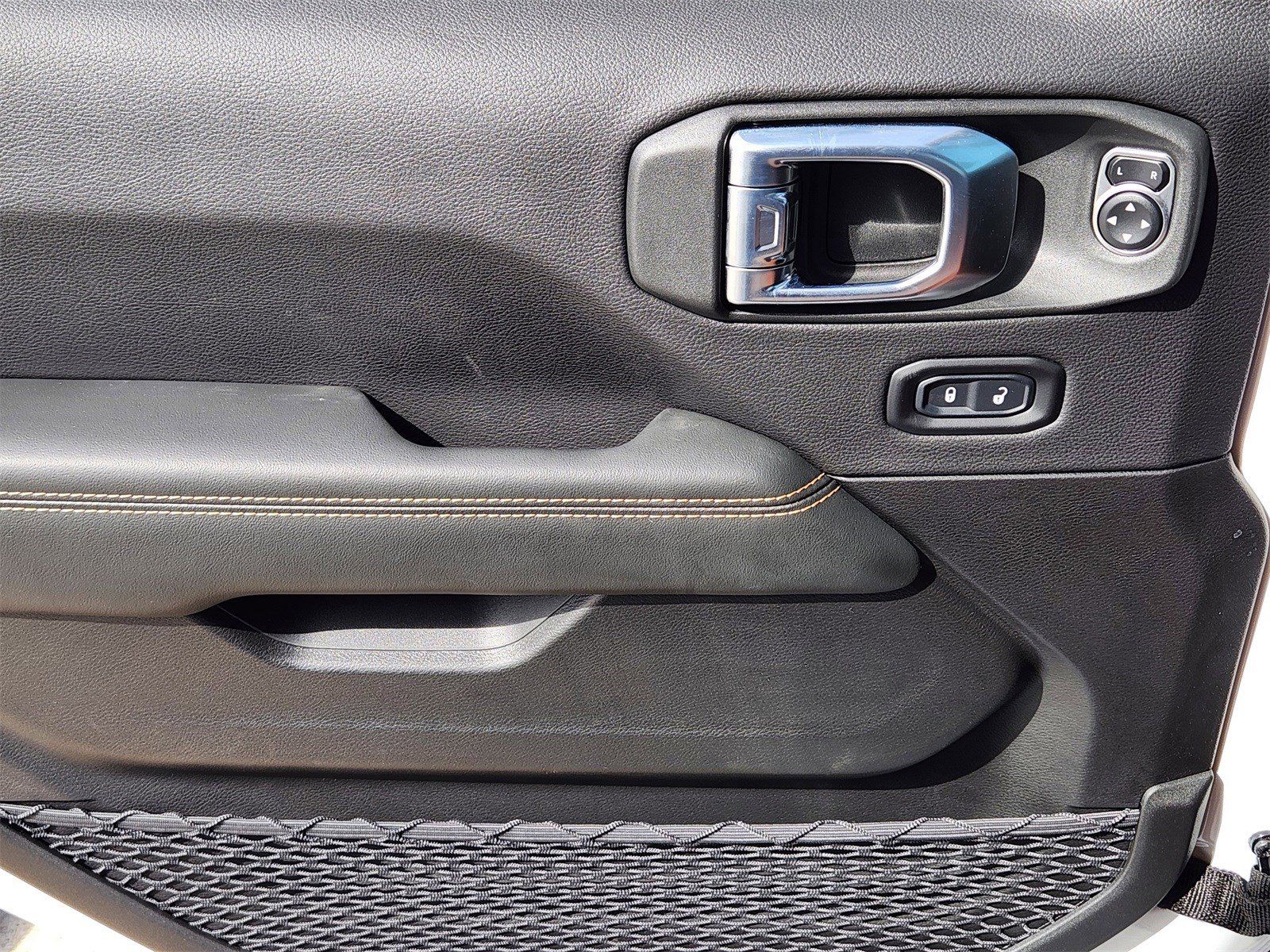 New 2026 Bright White Jeep 4-DOOR SAHARA image 33