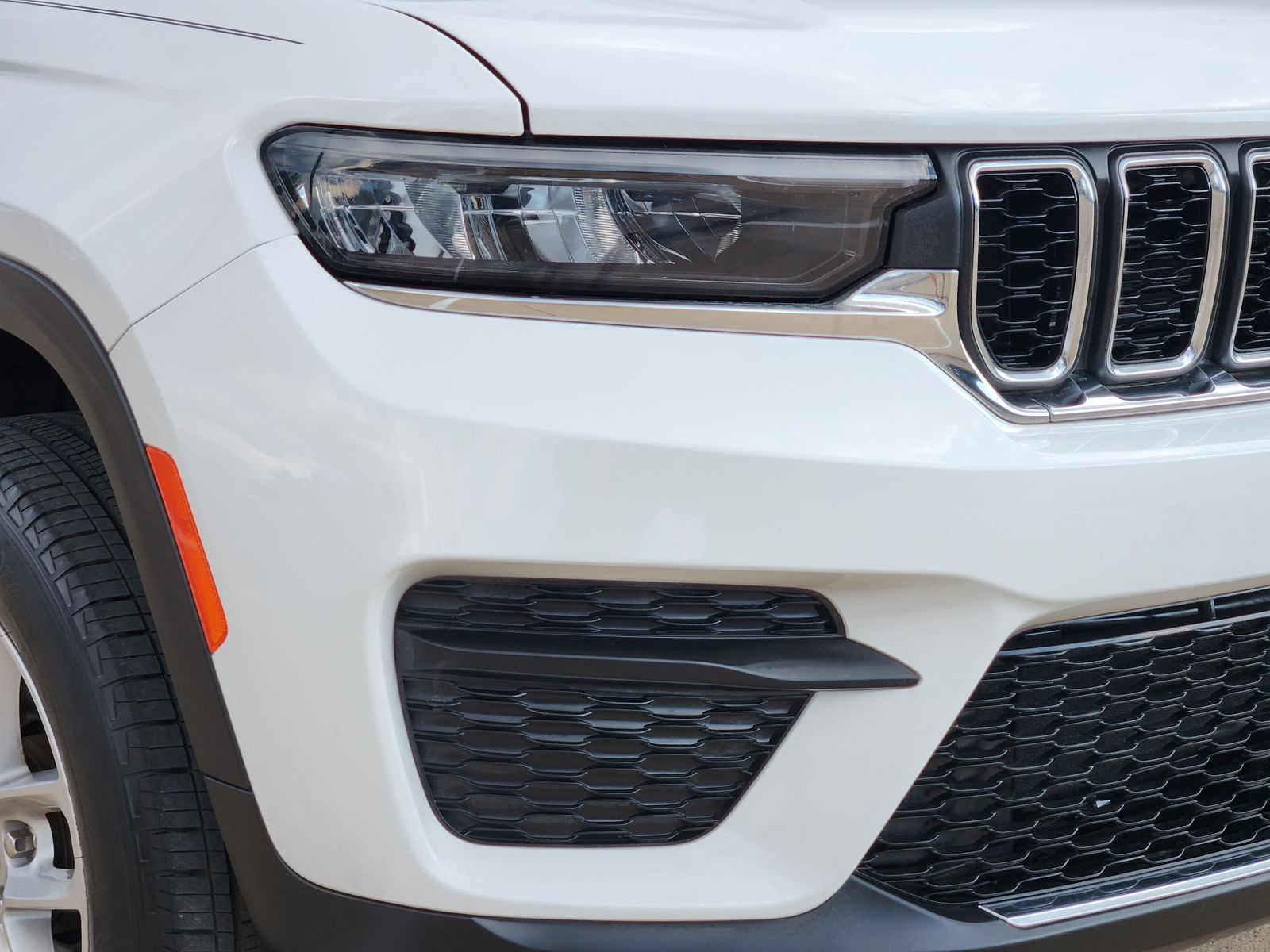 Used 2024 Bright White Clearcoat Jeep Laredo image 9