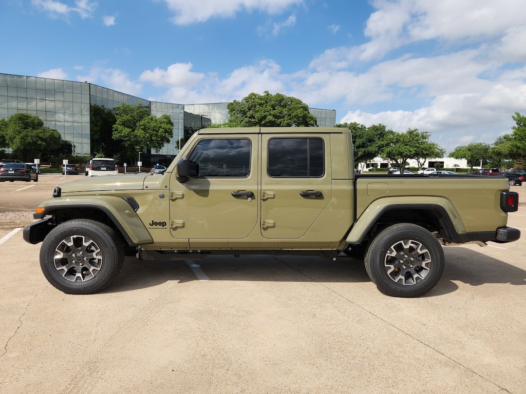 New 2026 Jeep Gladiator SAHARA 4X4 Pickup