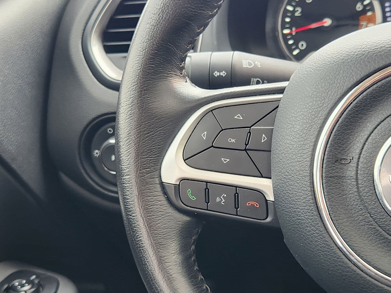 Used 2023 Solar Yellow Jeep Latitude image 39