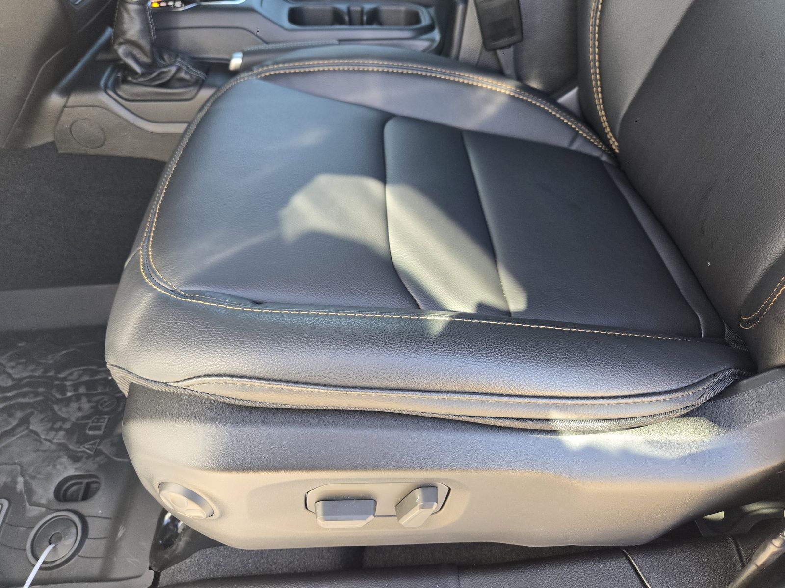 New 2026 Bright White Jeep 4-DOOR SAHARA image 24