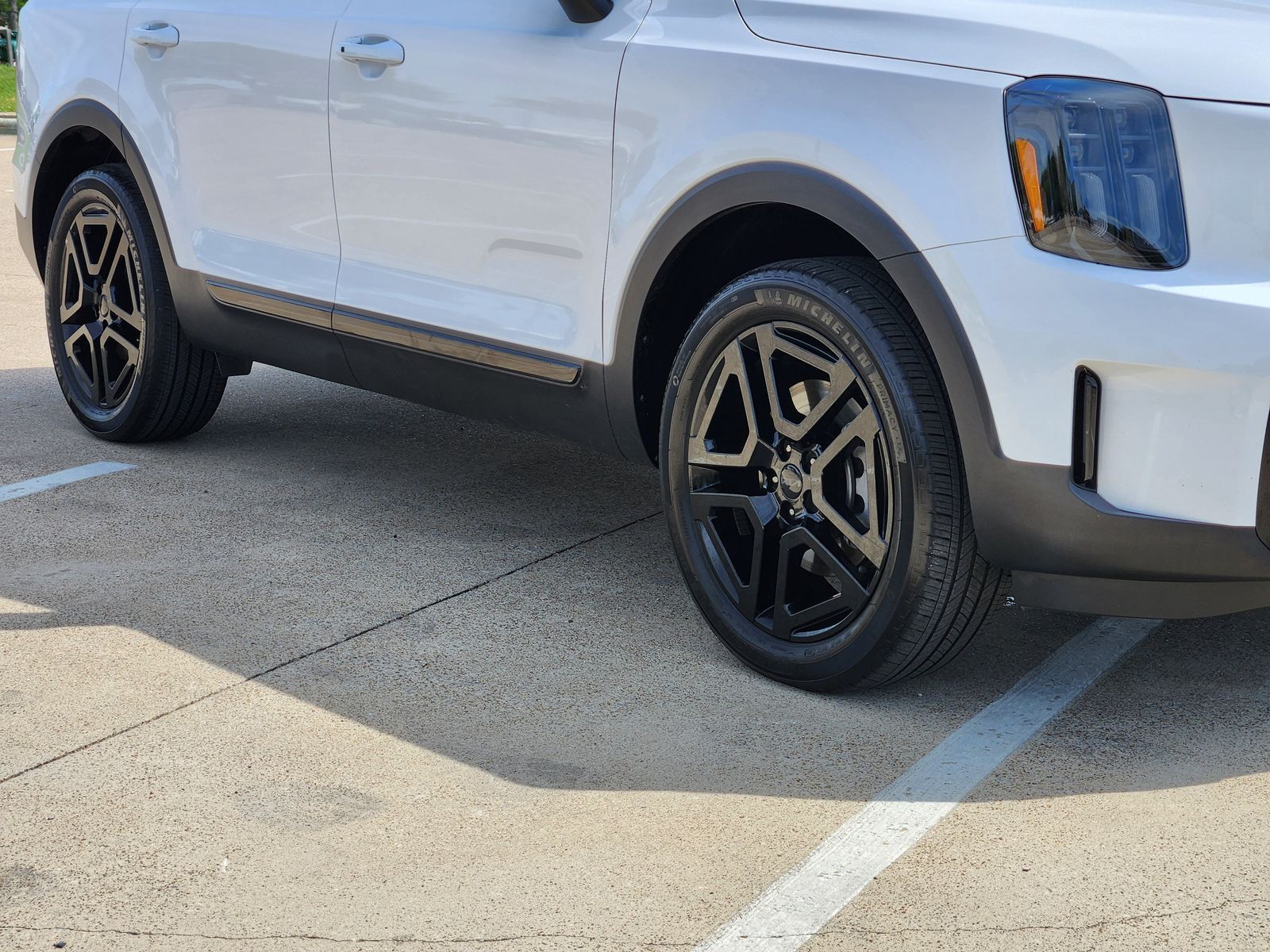 Used 2025 Glacial White Pearl Kia EX image 11