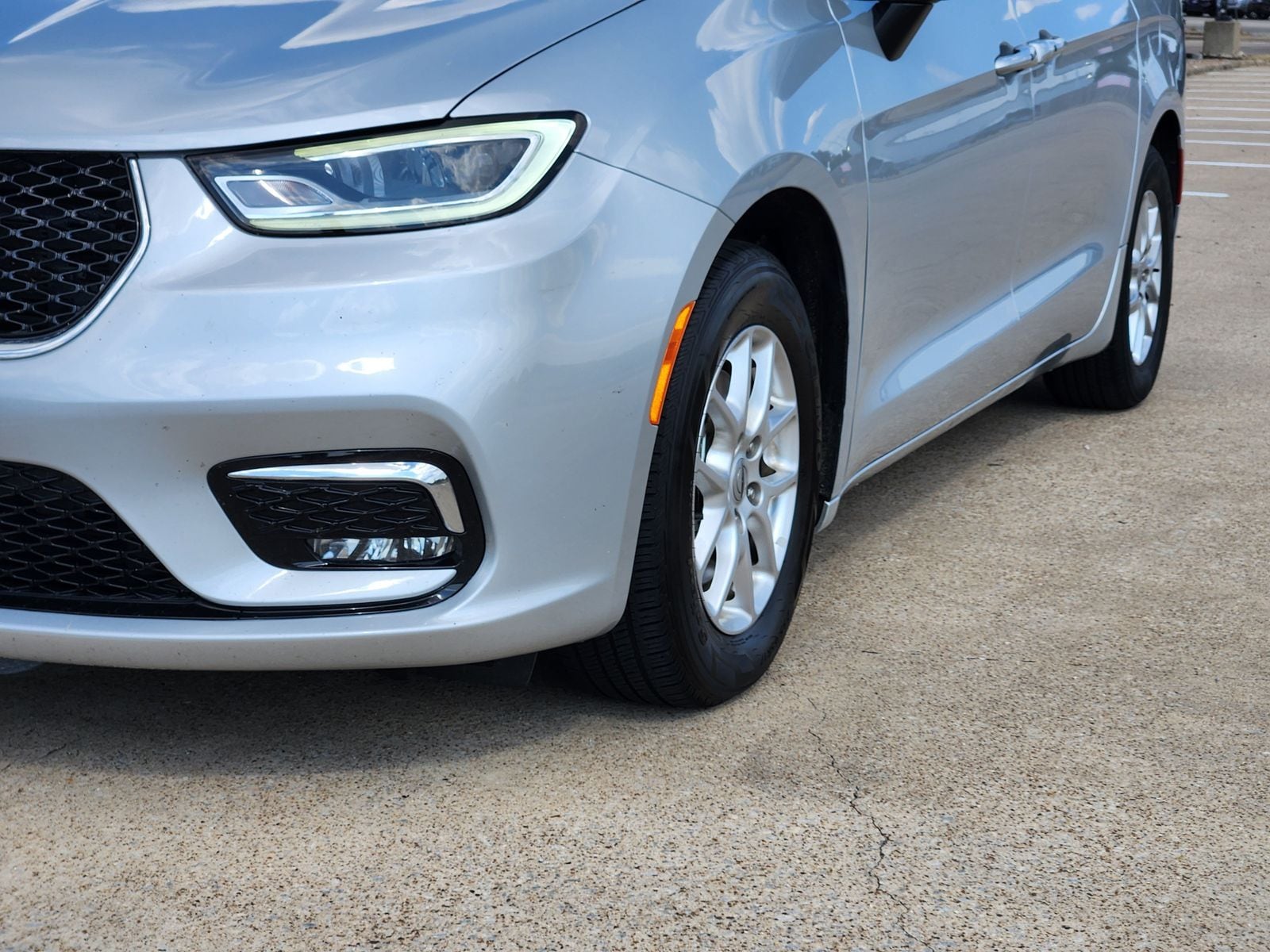 Used 2023 Silver Mist Chrysler Touring L image 12