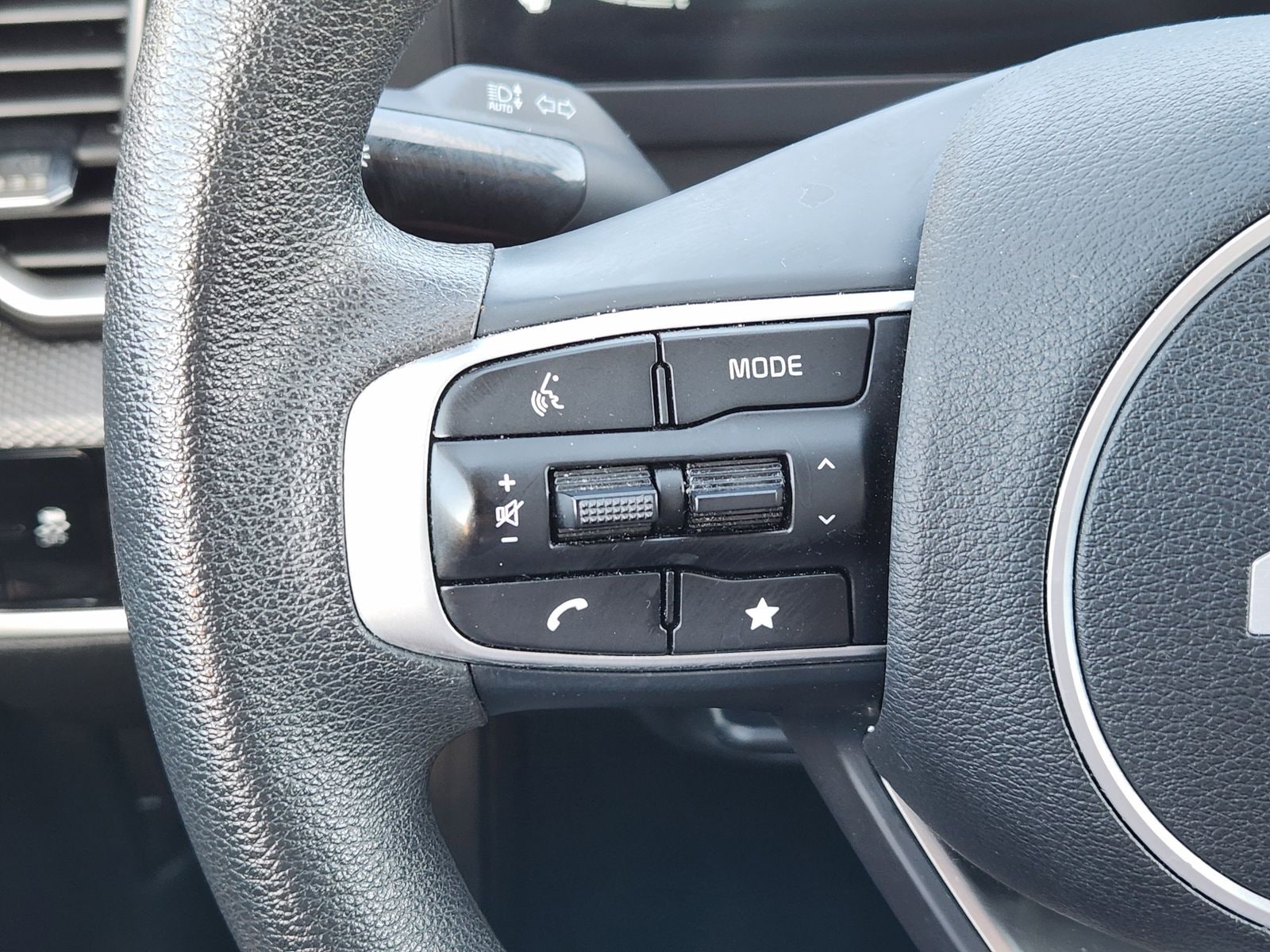 Used 2024 Snow White Pearl Kia LX image 35