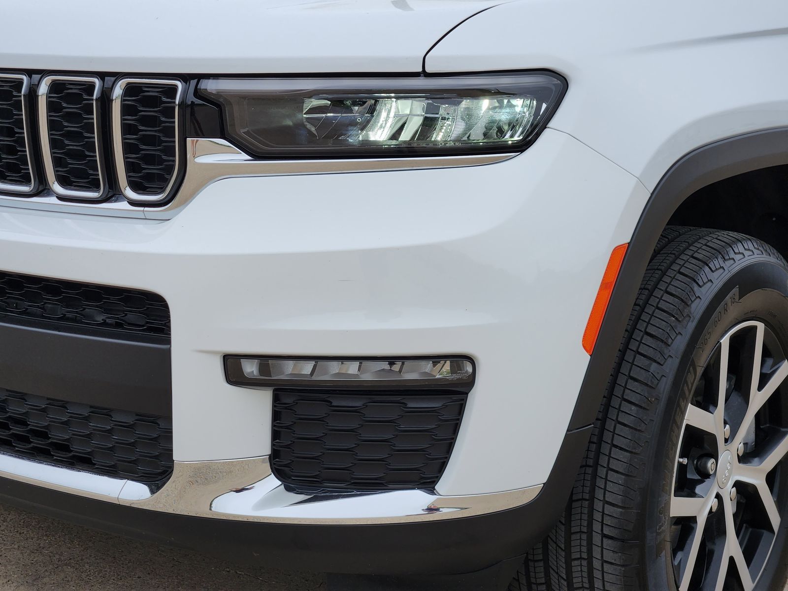 Used 2025 Bright White Jeep Limited image 10