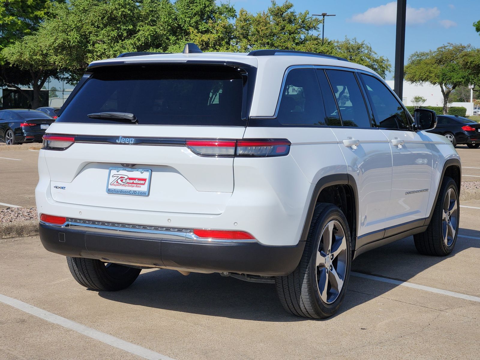 Used 2024 Bright White Jeep Base image 6