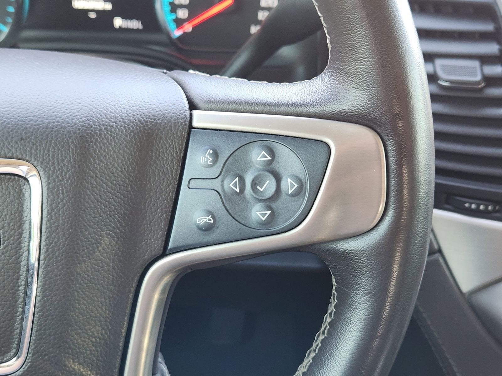 Used 2019 White Frost Tricoat GMC Denali image 40