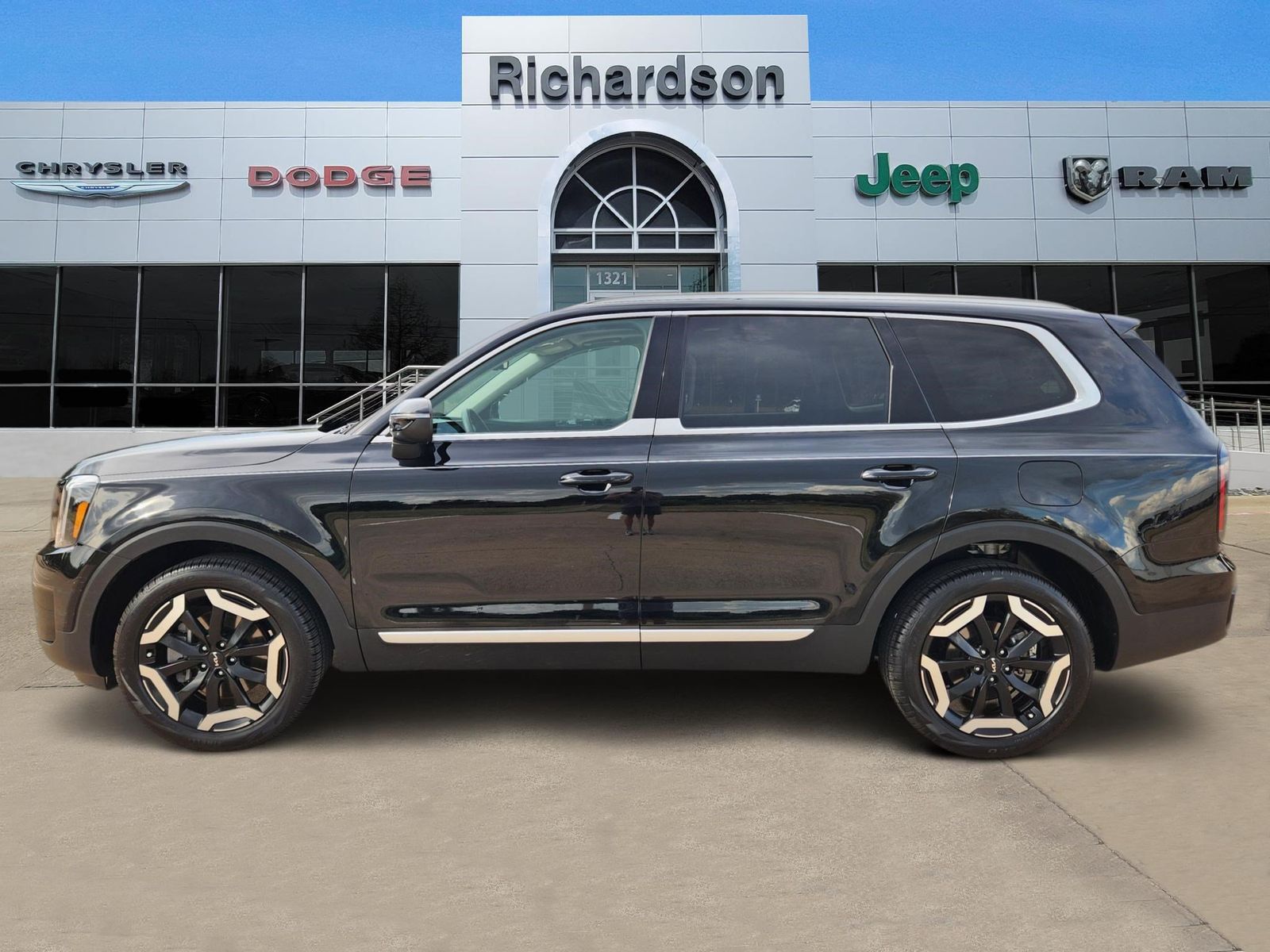 Used 2025 Ebony Black Kia EX image 3
