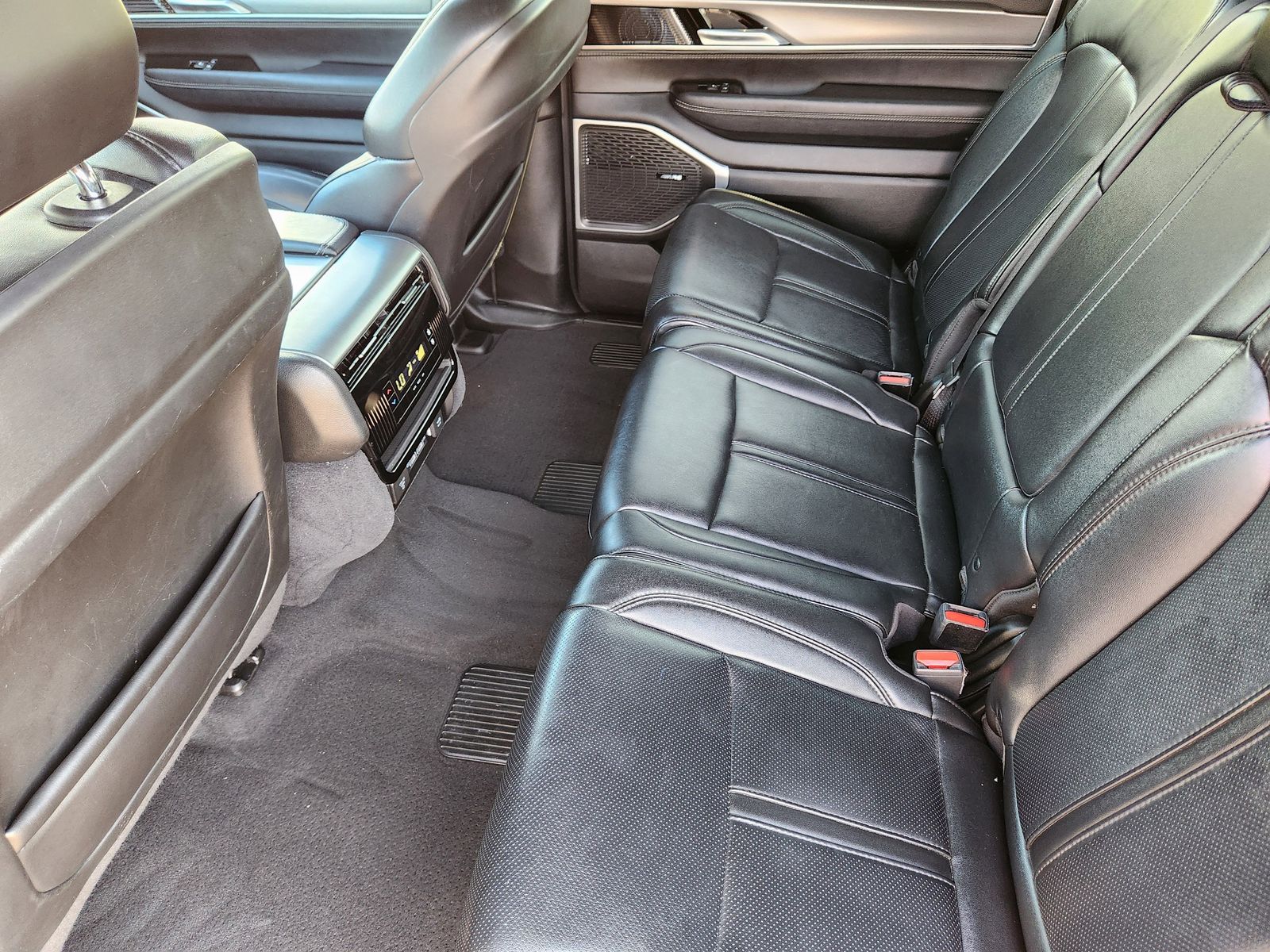 Used 2023 Diamond Black Crystal Pearlcoat Jeep Base image 39