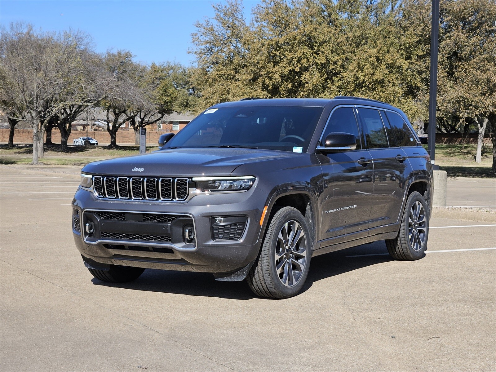 2025 Jeep Grand Cherokee Overland photo 2