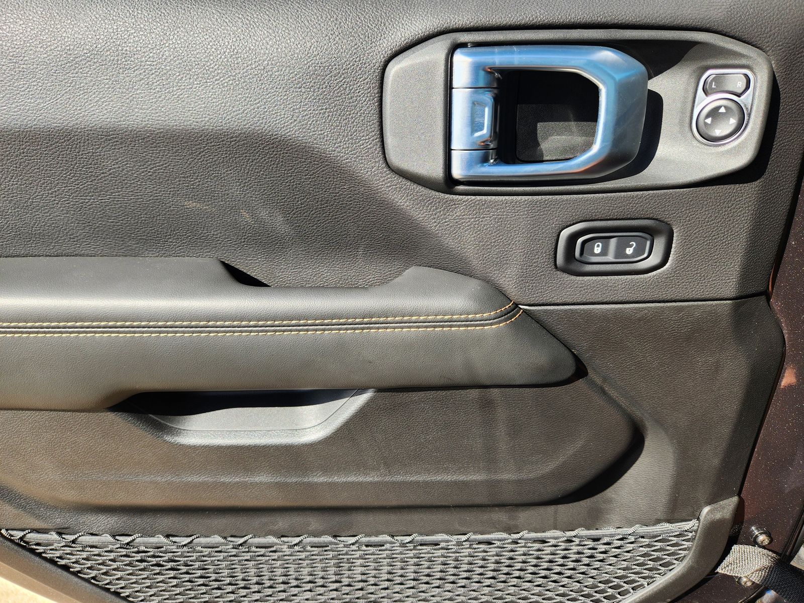 New 2026 Granite Crystal Jeep SAHARA 4X4 image 31