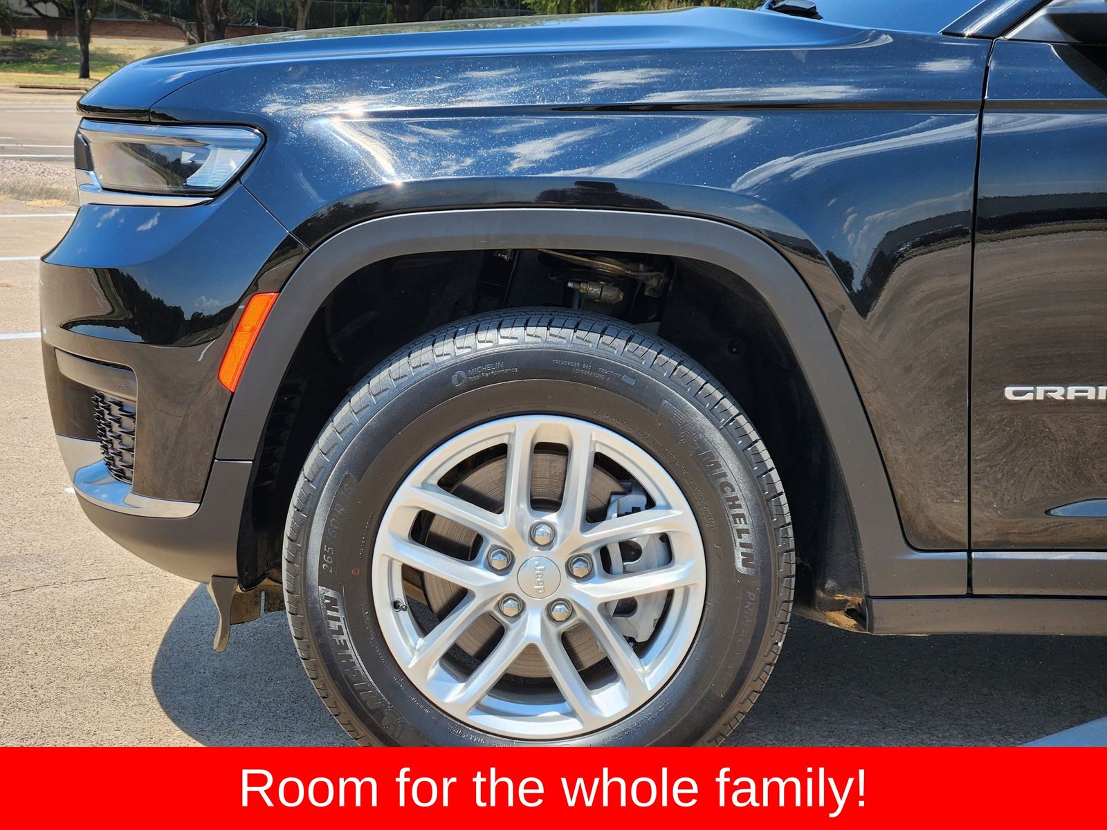Used 2025 Diamond Black Crystal Pearlcoat Jeep Laredo image 8