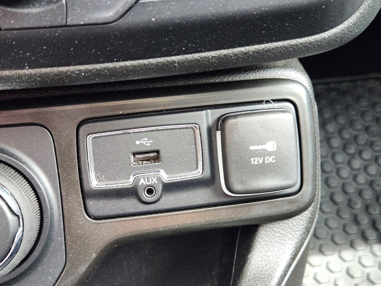 Used 2023 Solar Yellow Jeep Latitude image 30