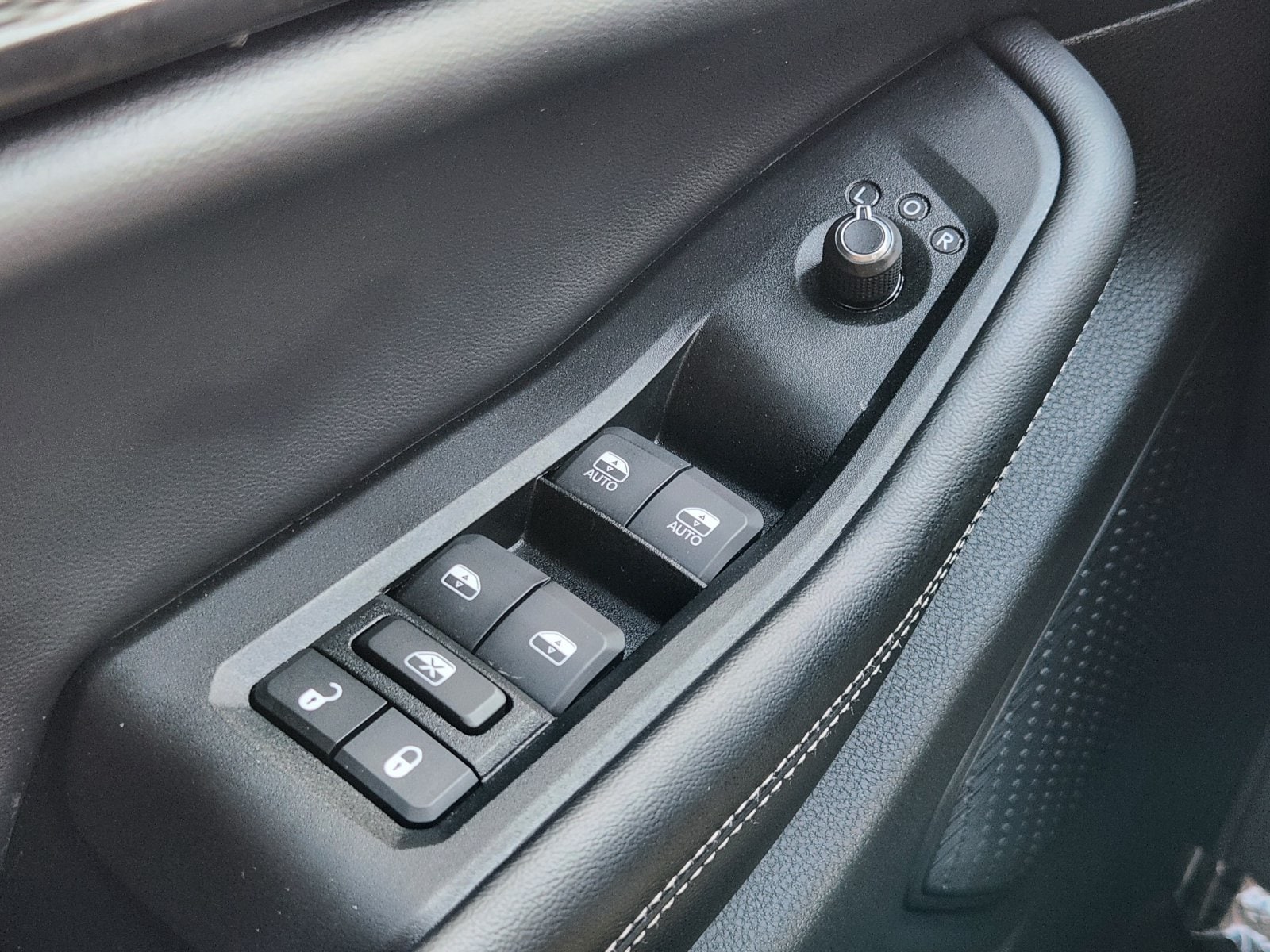 Used 2025 Diamond Black Crystal Pearlcoat Jeep Laredo image 32