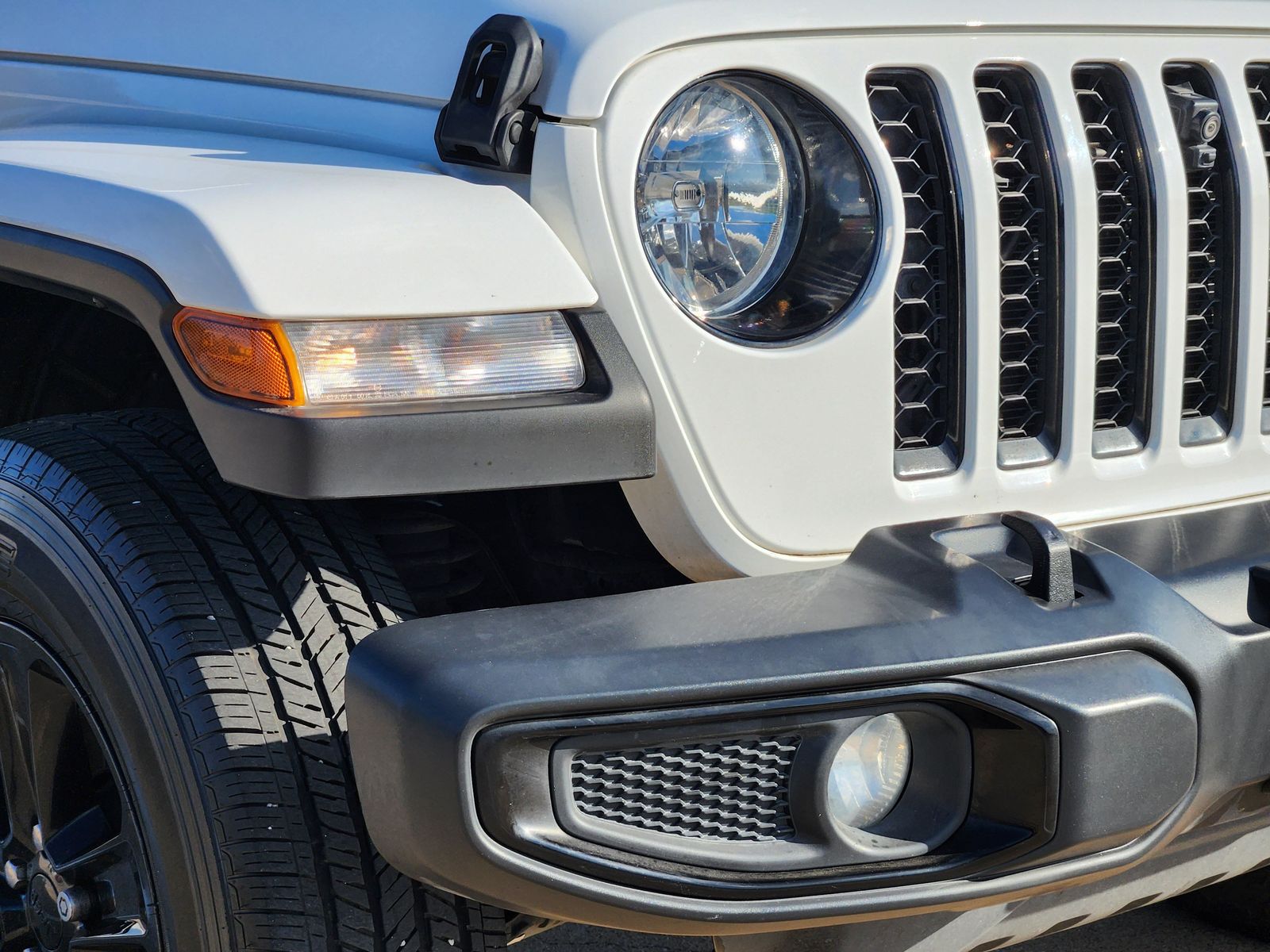 Used 2022 Bright White Jeep Unlimited Sahara image 9
