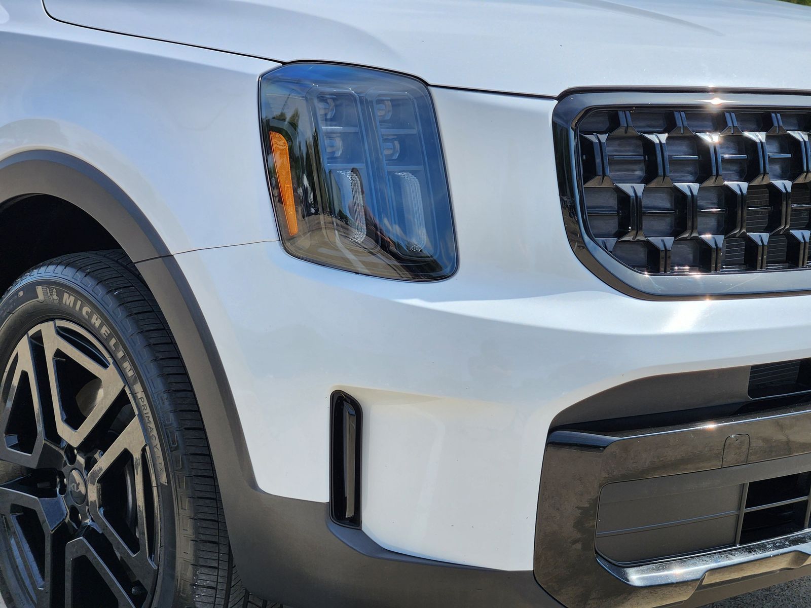 Used 2025 Glacial White Pearl Kia EX image 9