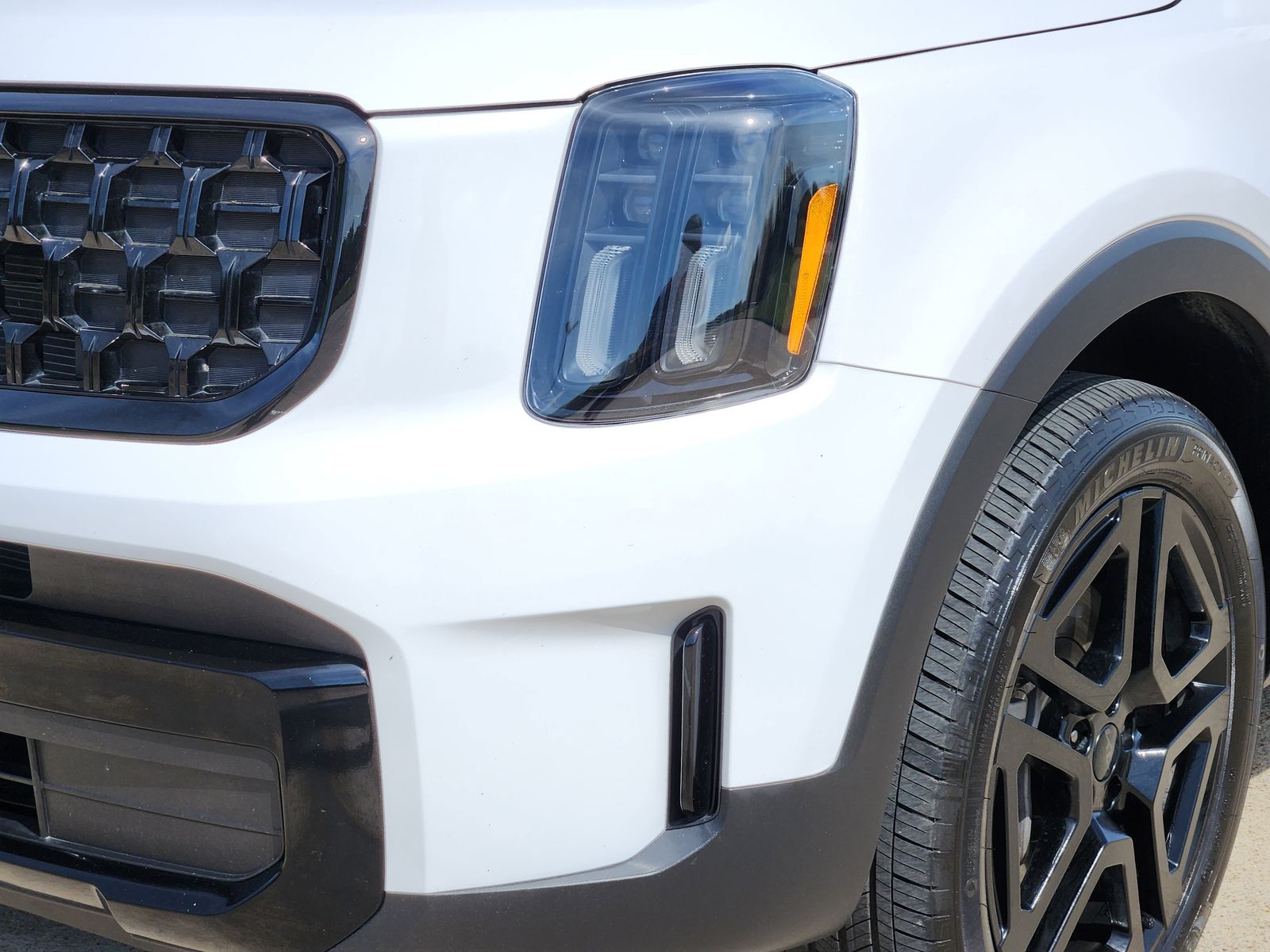 Used 2025 Glacial White Pearl Kia EX image 10