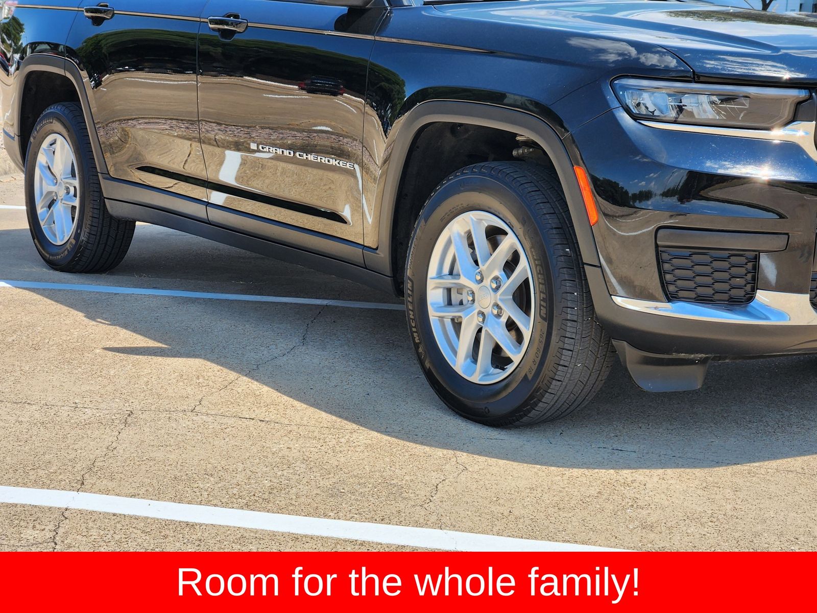 Used 2025 Diamond Black Crystal Pearlcoat Jeep Laredo image 11