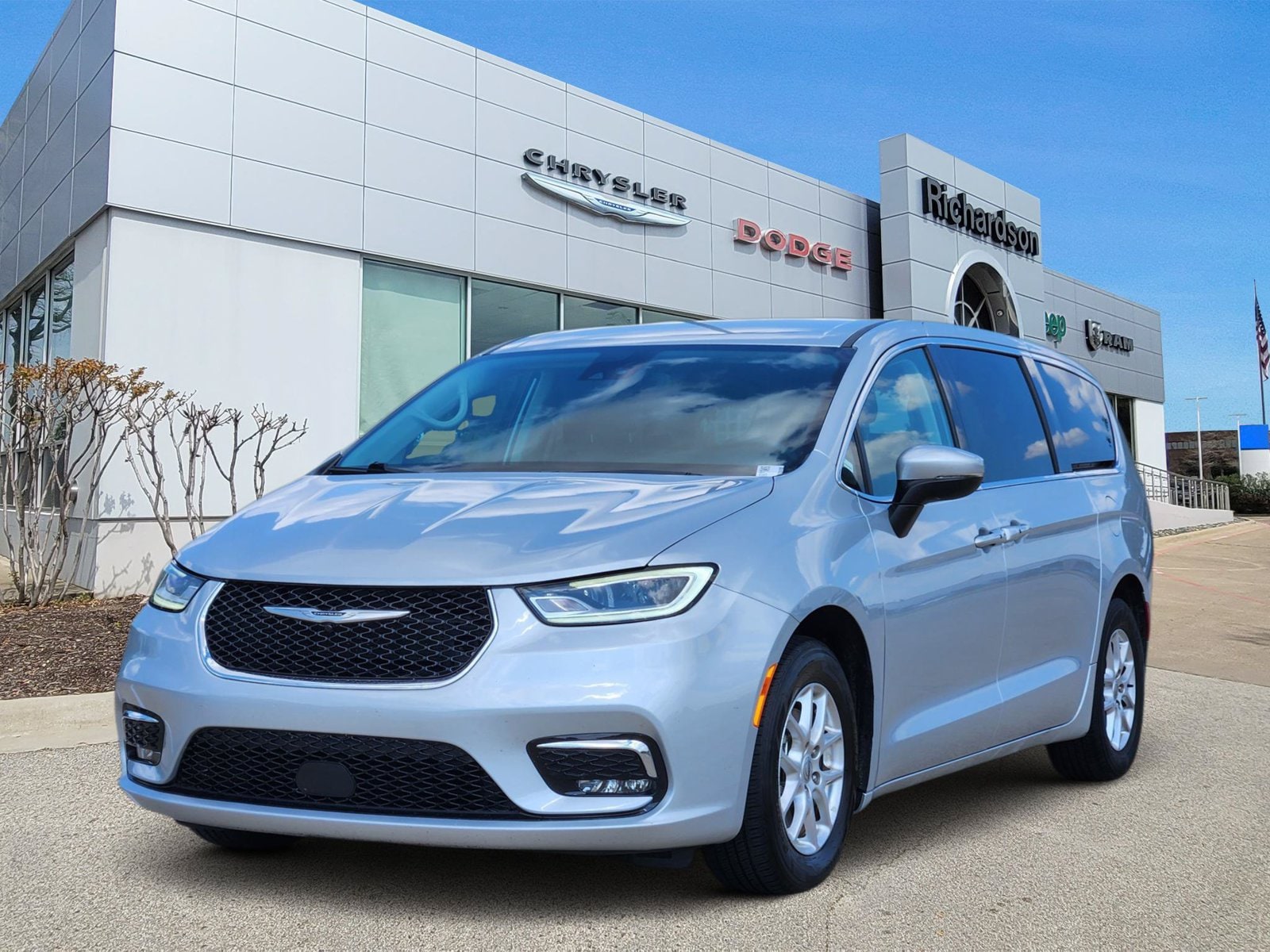 Used 2023 Silver Mist Chrysler Touring L image 2