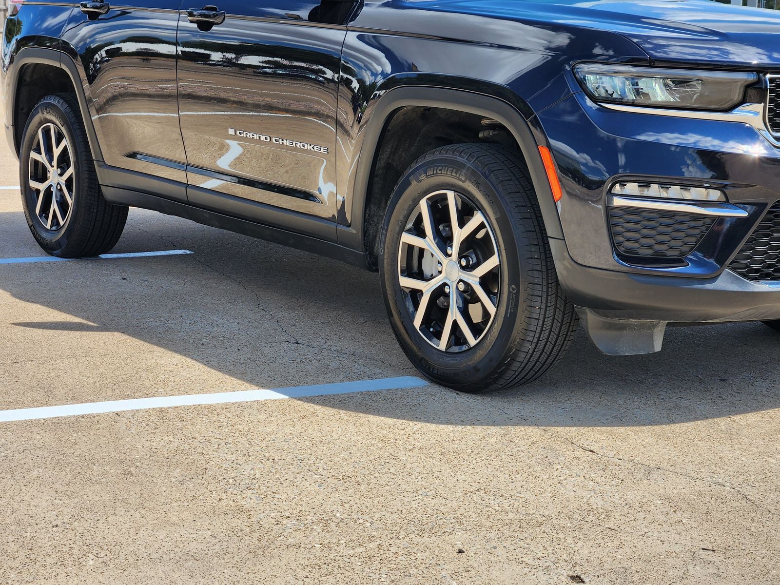 Used 2024 Midnight Sky Jeep Limited image 11