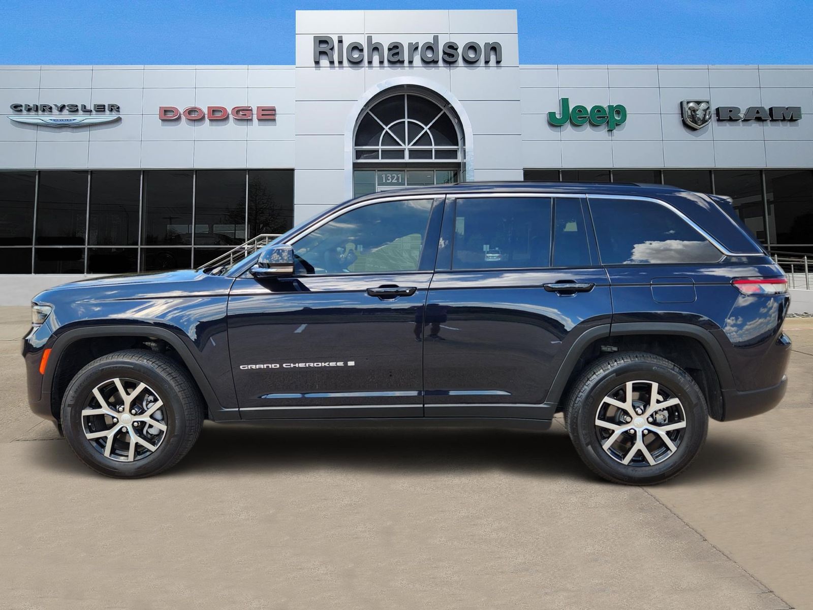 Used 2024 Midnight Sky Jeep Limited image 3
