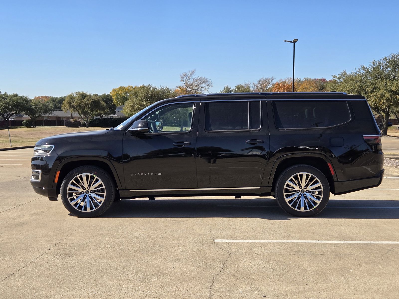 New 2025 Diamond Black Crystal Pearlcoat Jeep L LIMITED 4X4 image 3