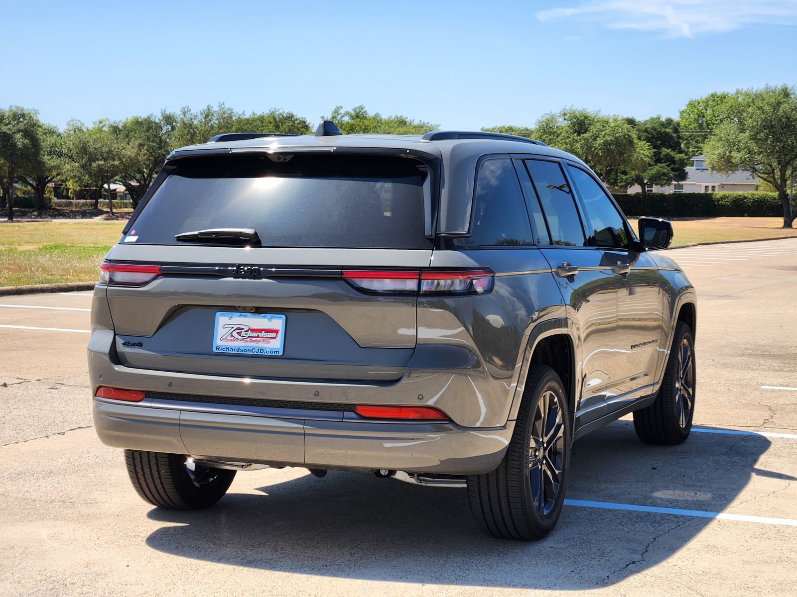 New 2027 Sting-Gray Jeep Limited Reserve image 6