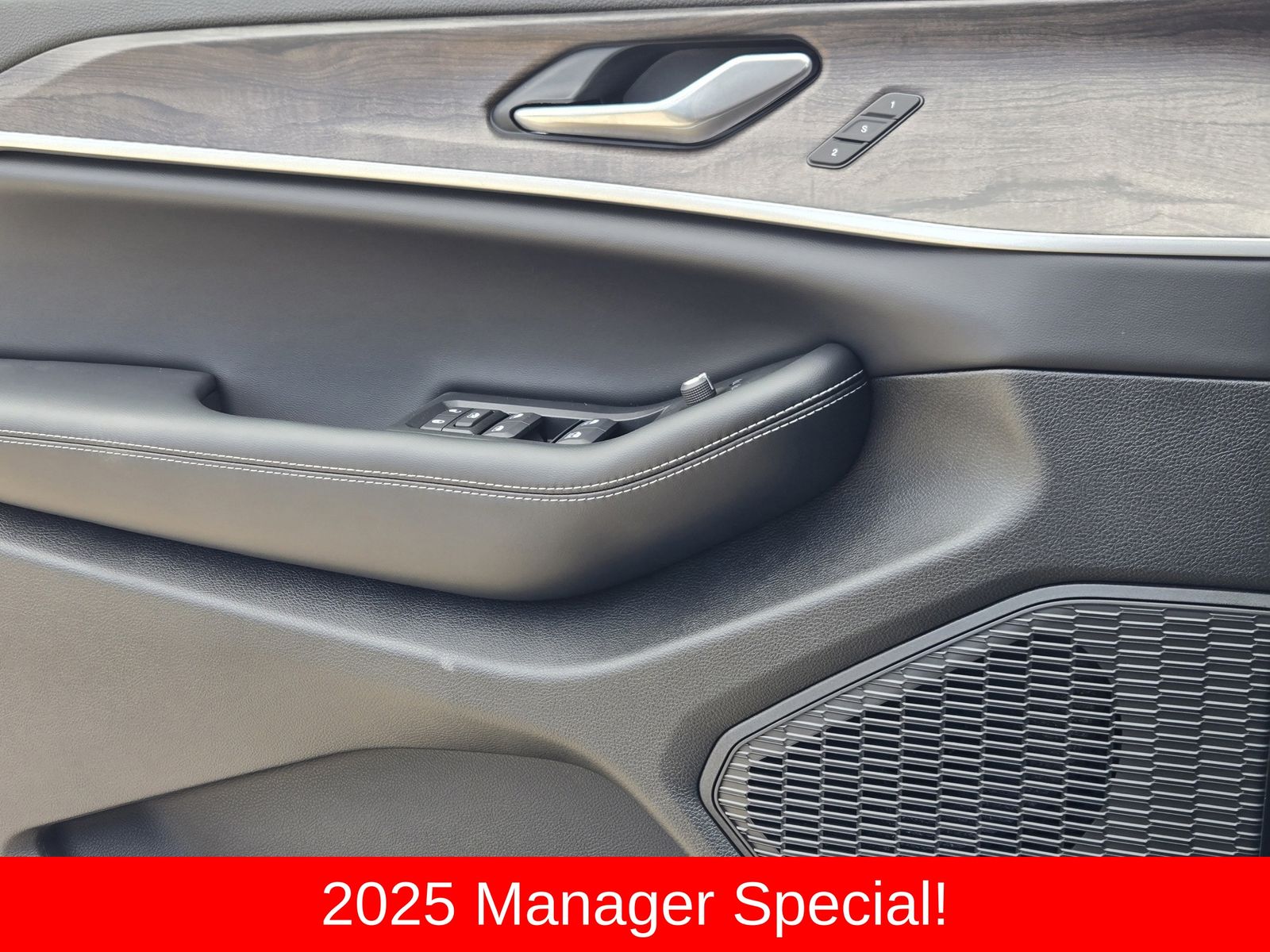 New 2025 Baltic Gray Jeep L LIMITED 4X4 image 29