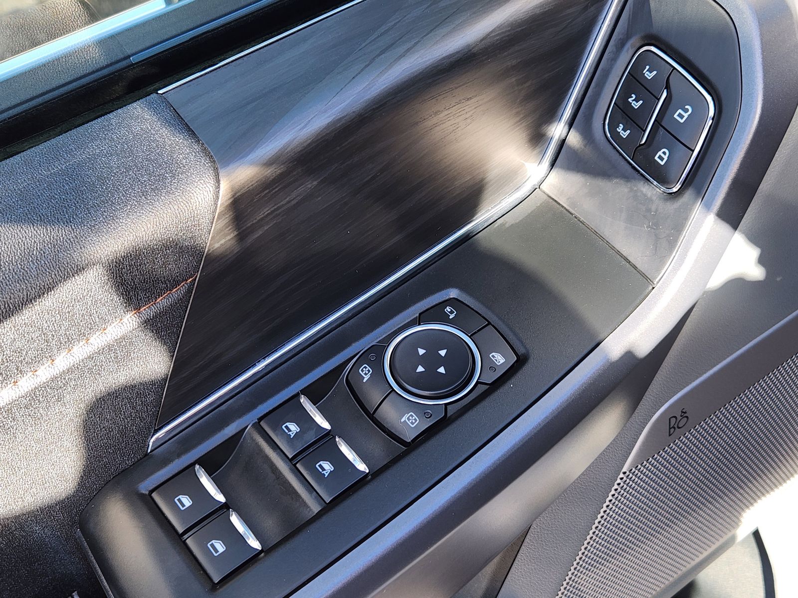 Used 2025 Space White Metallic Ford Lariat image 33