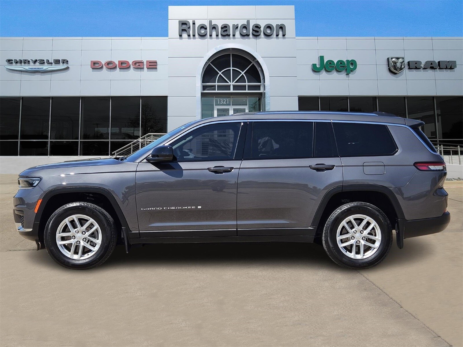 2024 Jeep Cherokee Laredo photo 3