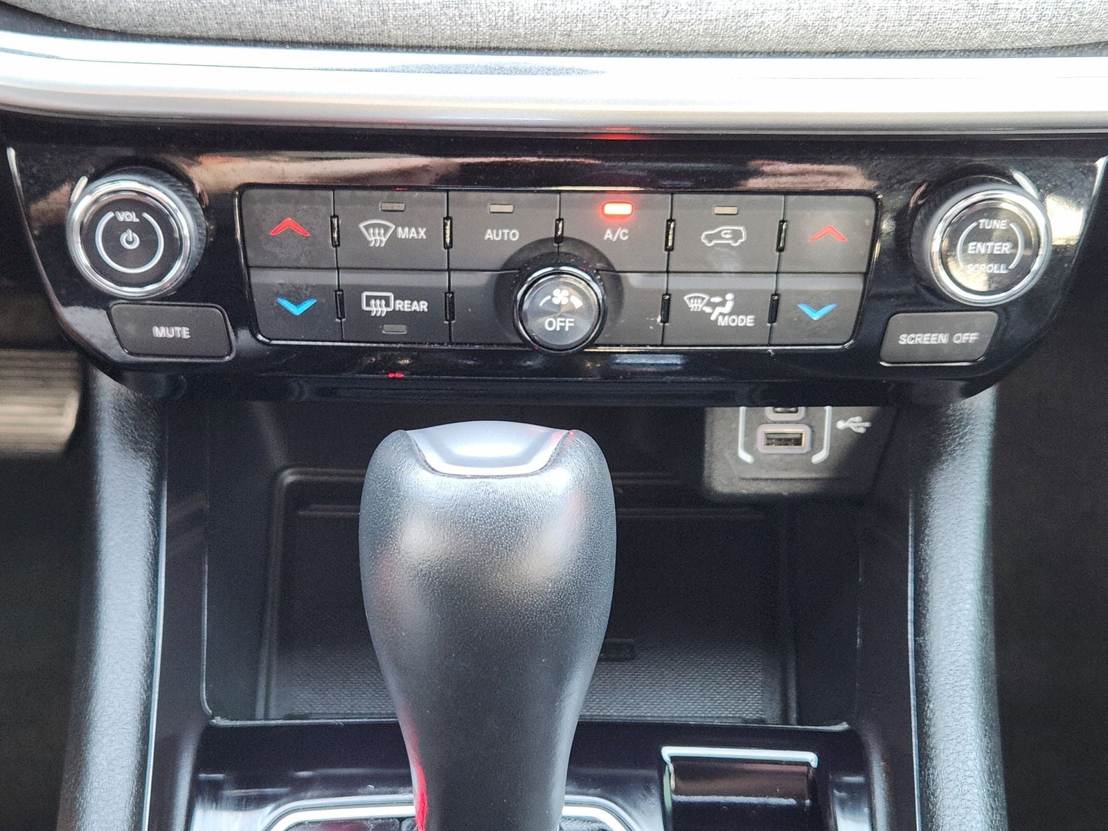 Used 2024 Bright White Jeep Latitude Lux image 28