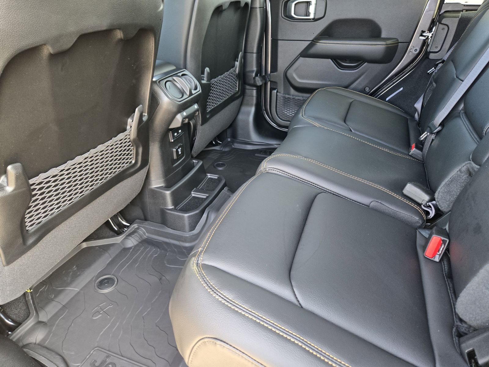 New 2026 Granite Crystal Jeep 4-DOOR SAHARA image 30