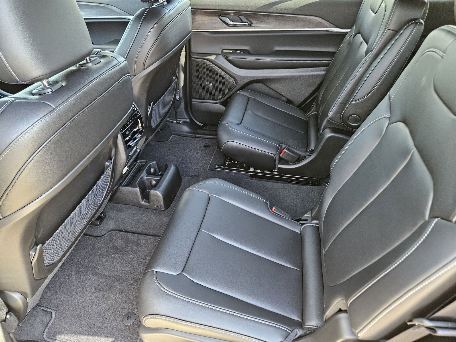 New 2025 Baltic Gray Jeep L LIMITED 4X2 image 31