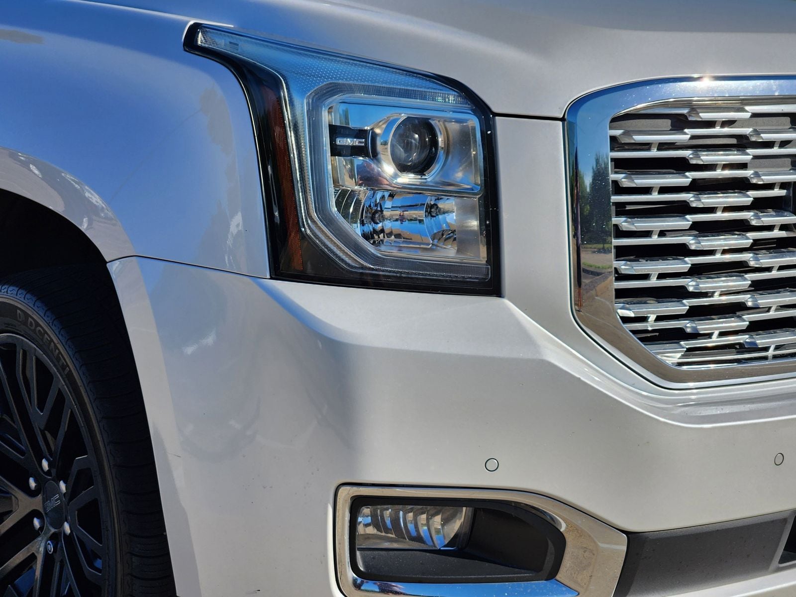 Used 2019 White Frost Tricoat GMC Denali image 9