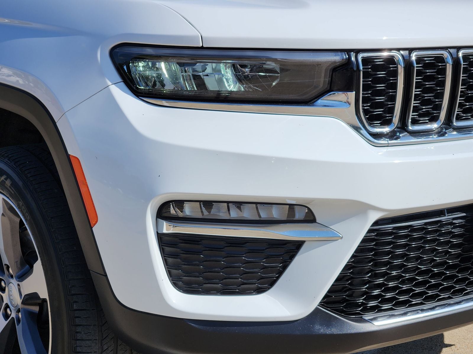 Used 2024 Bright White Jeep Base image 9